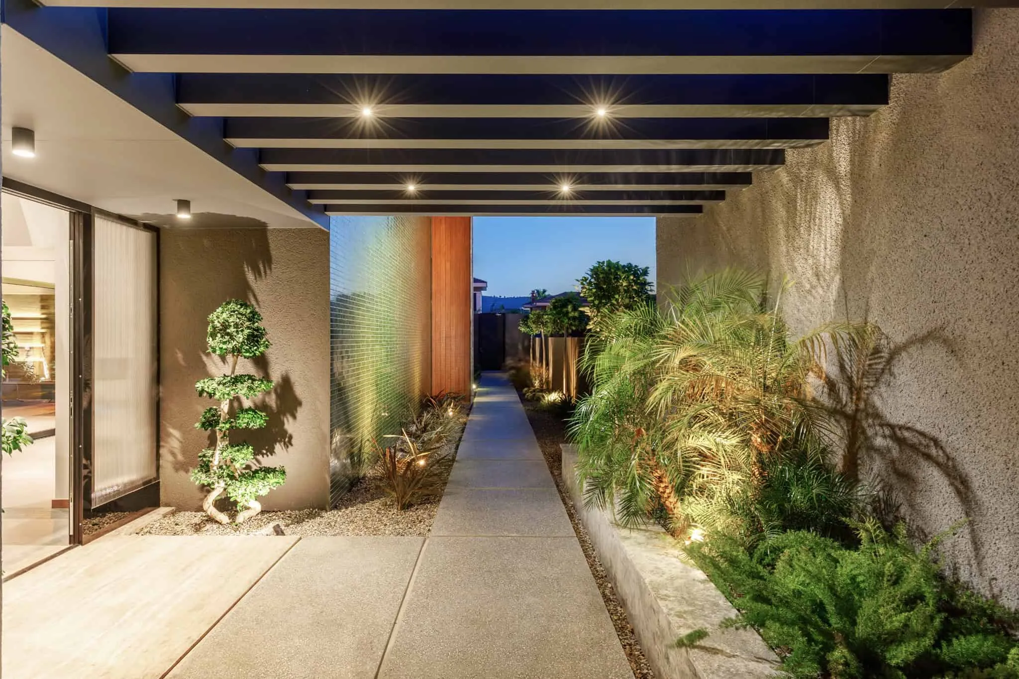 Casa Pendenza pergola walkway at dusk by BAD – Başak Akkoyunlu Design, Mamurbaba, Çeşme, İzmir