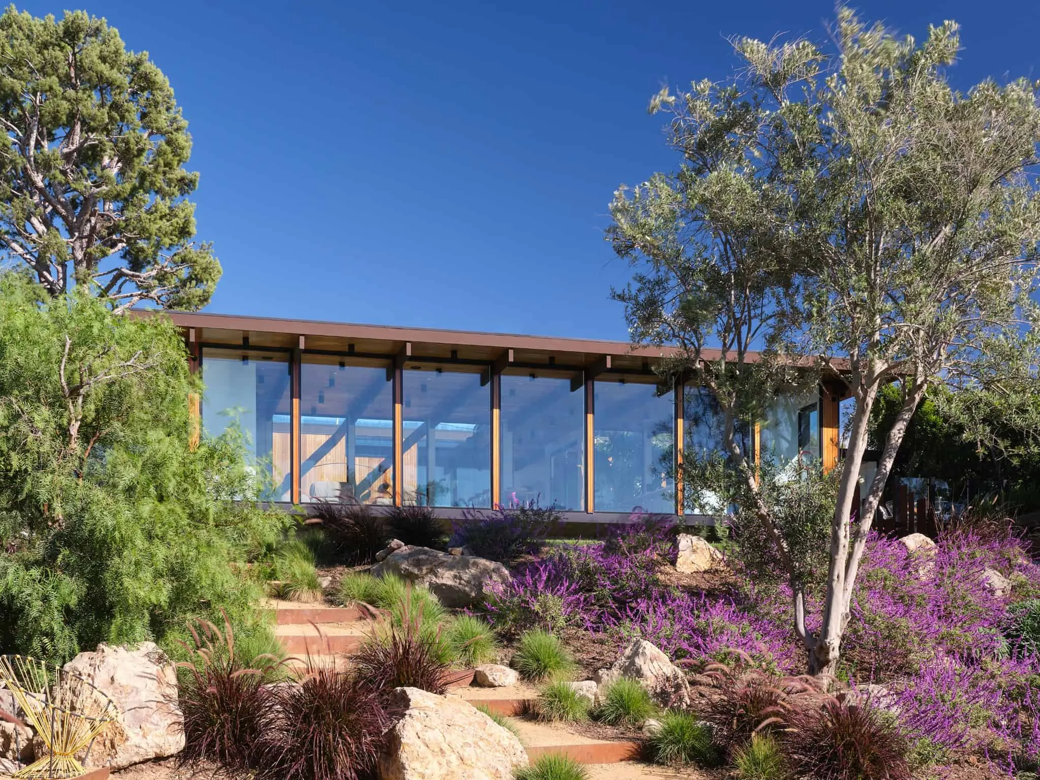 Malibu Glass Box House 住宅通过景观的立面，Klopf Architecture 设计 – 马拉白，加州