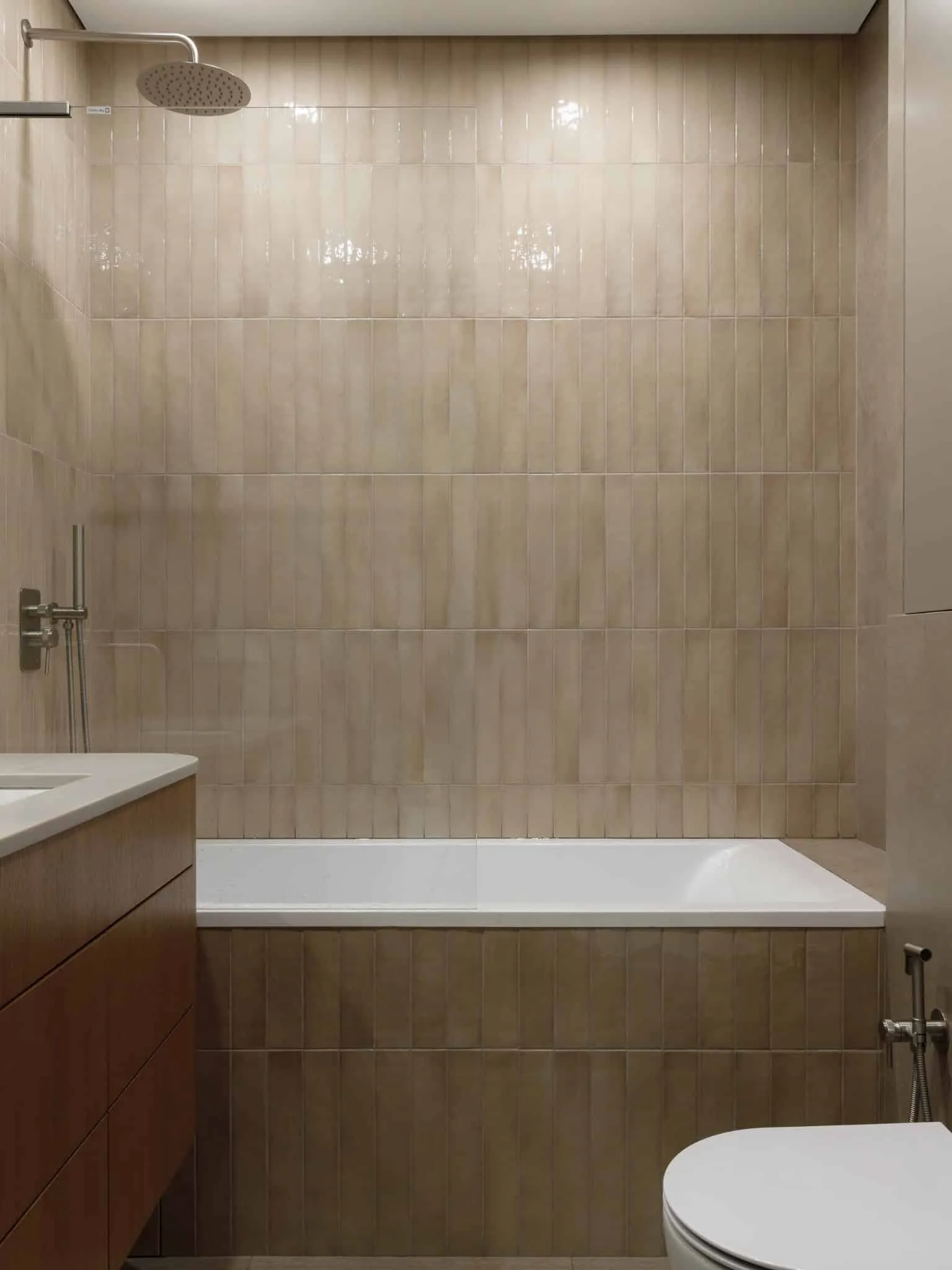 Lesoparkovy apartment — bath with vertical tiles, STARIKOVA.ARCHITECTS, Chelyabinsk