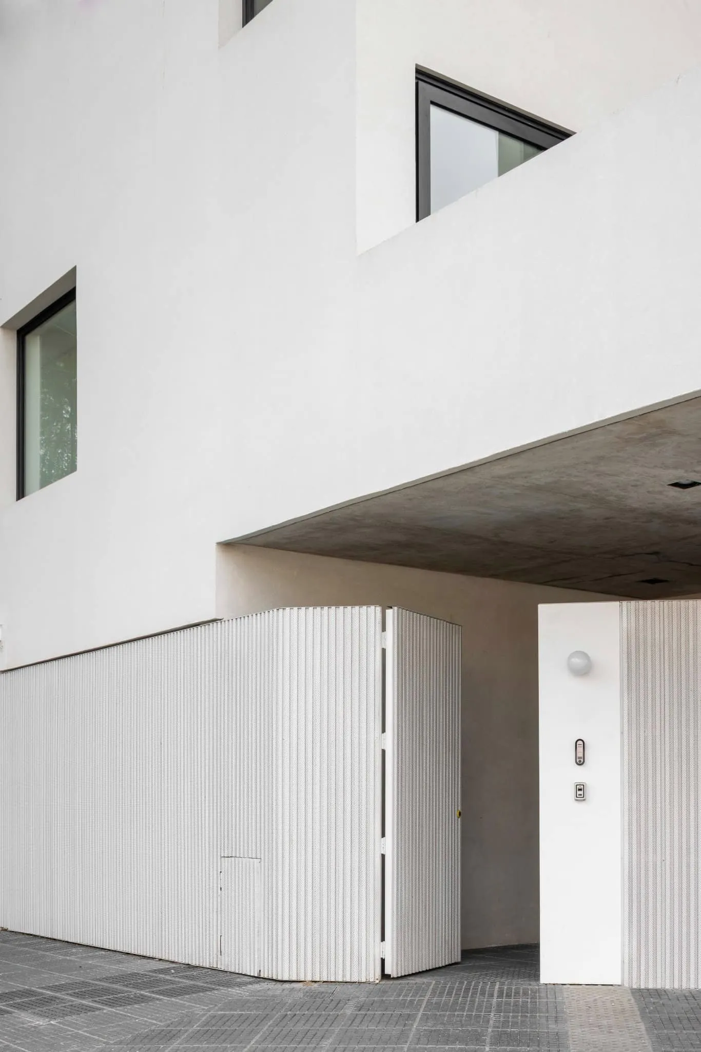 OADD Arquitectos设计的曼努埃拉·佩德拉斯住宅——转角门细节，乌尔基萨区，布宜诺斯艾利斯