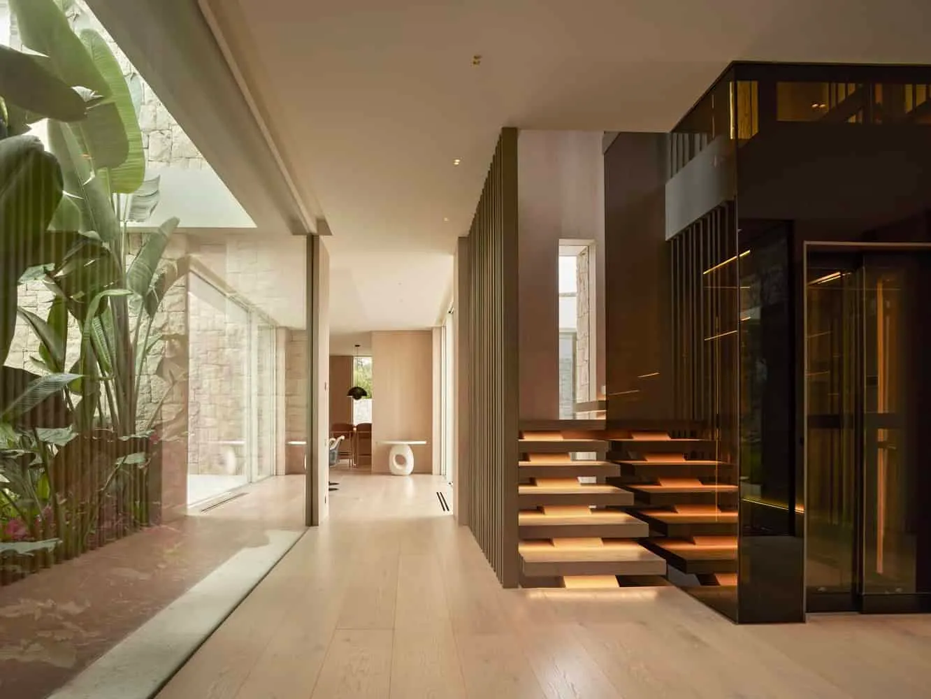 拉莫恩·埃斯特韦工作室的雅卡兰达之家——带木质和玻璃元素的中庭楼梯，瓦伦西亚，西班牙