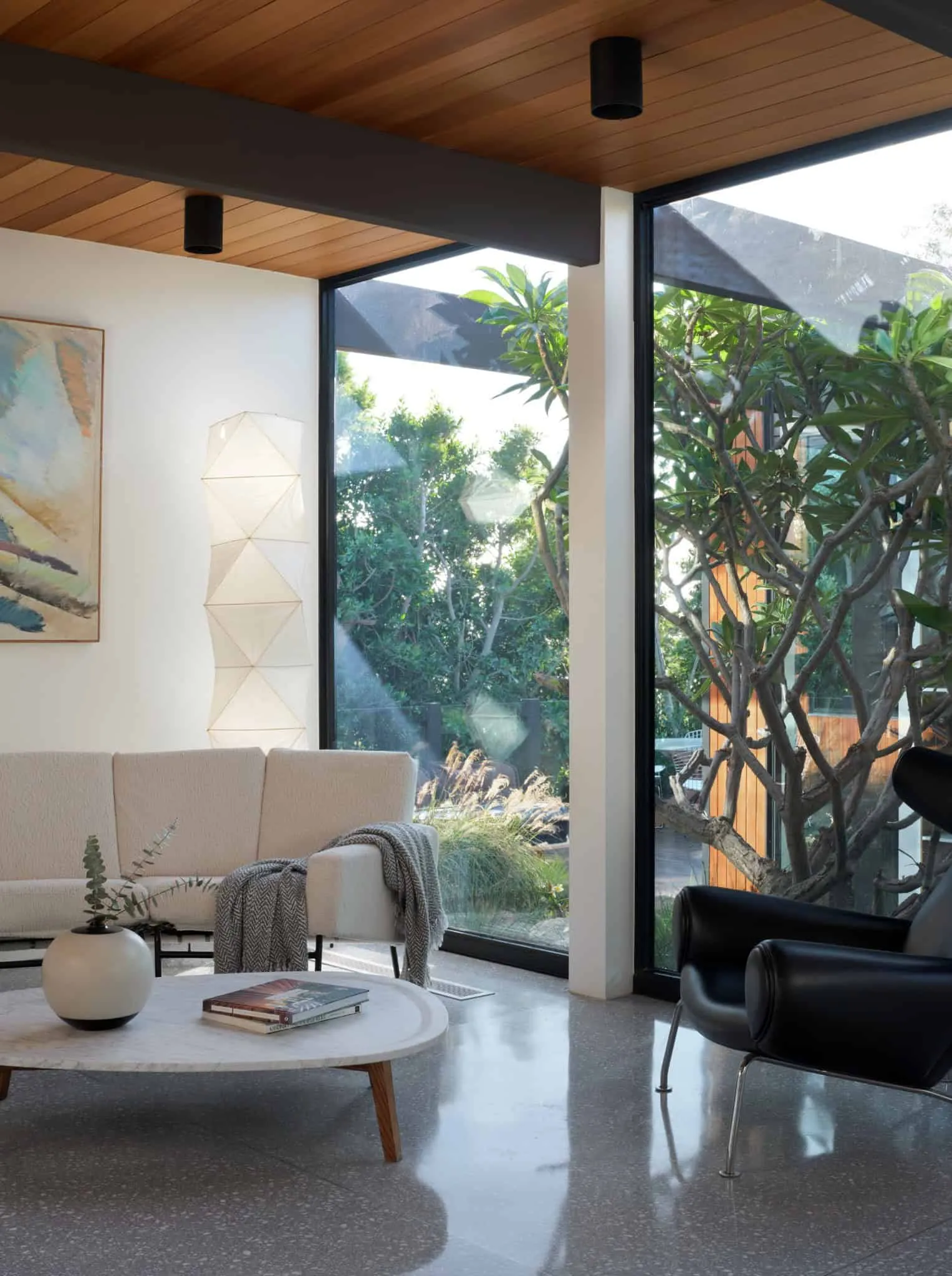 Malibu Glass Box House 客厅角落细节，Klopf Architecture 设计 – 马拉白，加州