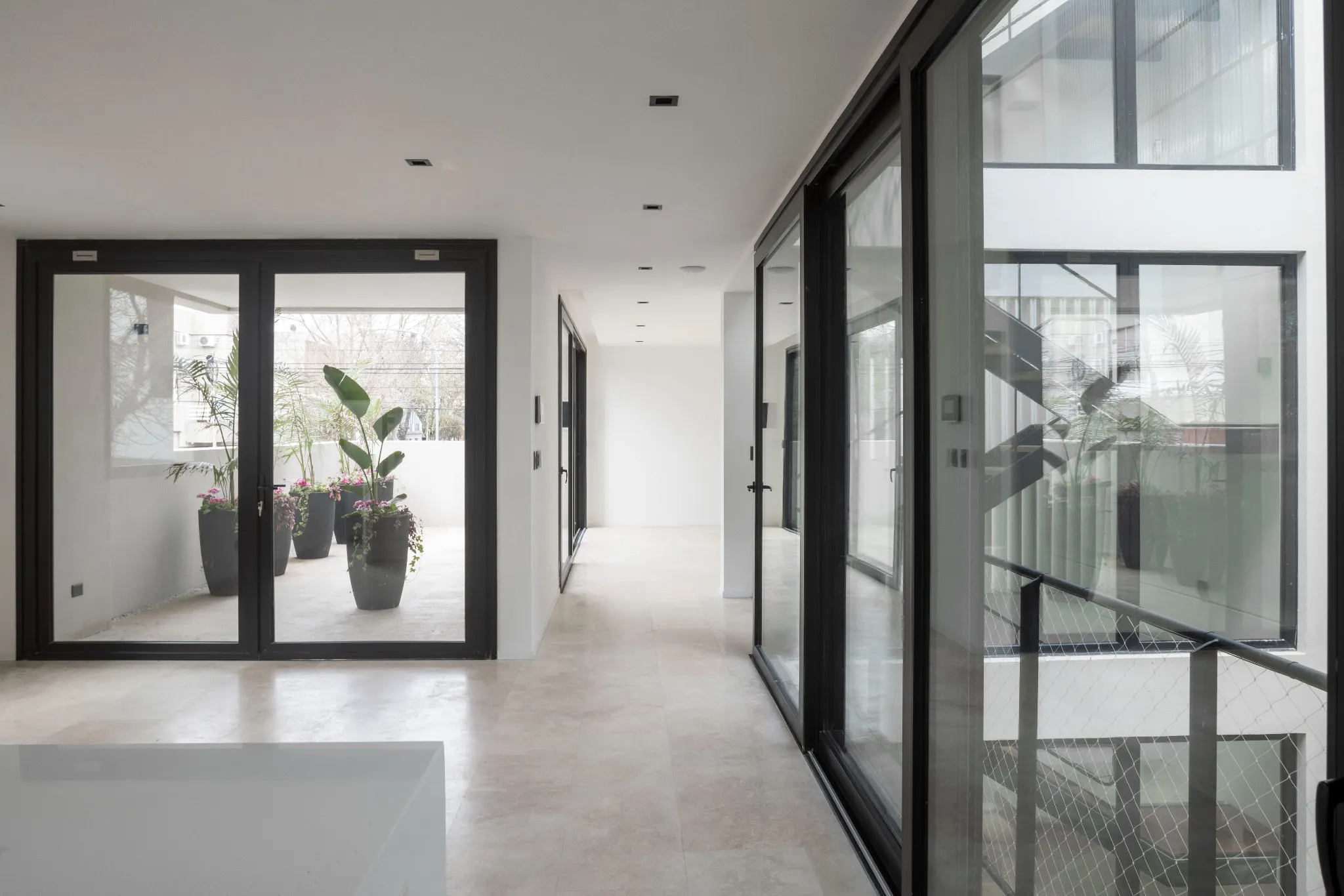 OADD Arquitectos设计的曼努э拉·佩德拉斯住宅——通向露台的顶层走廊，乌尔基萨区，布宜诺斯艾利斯