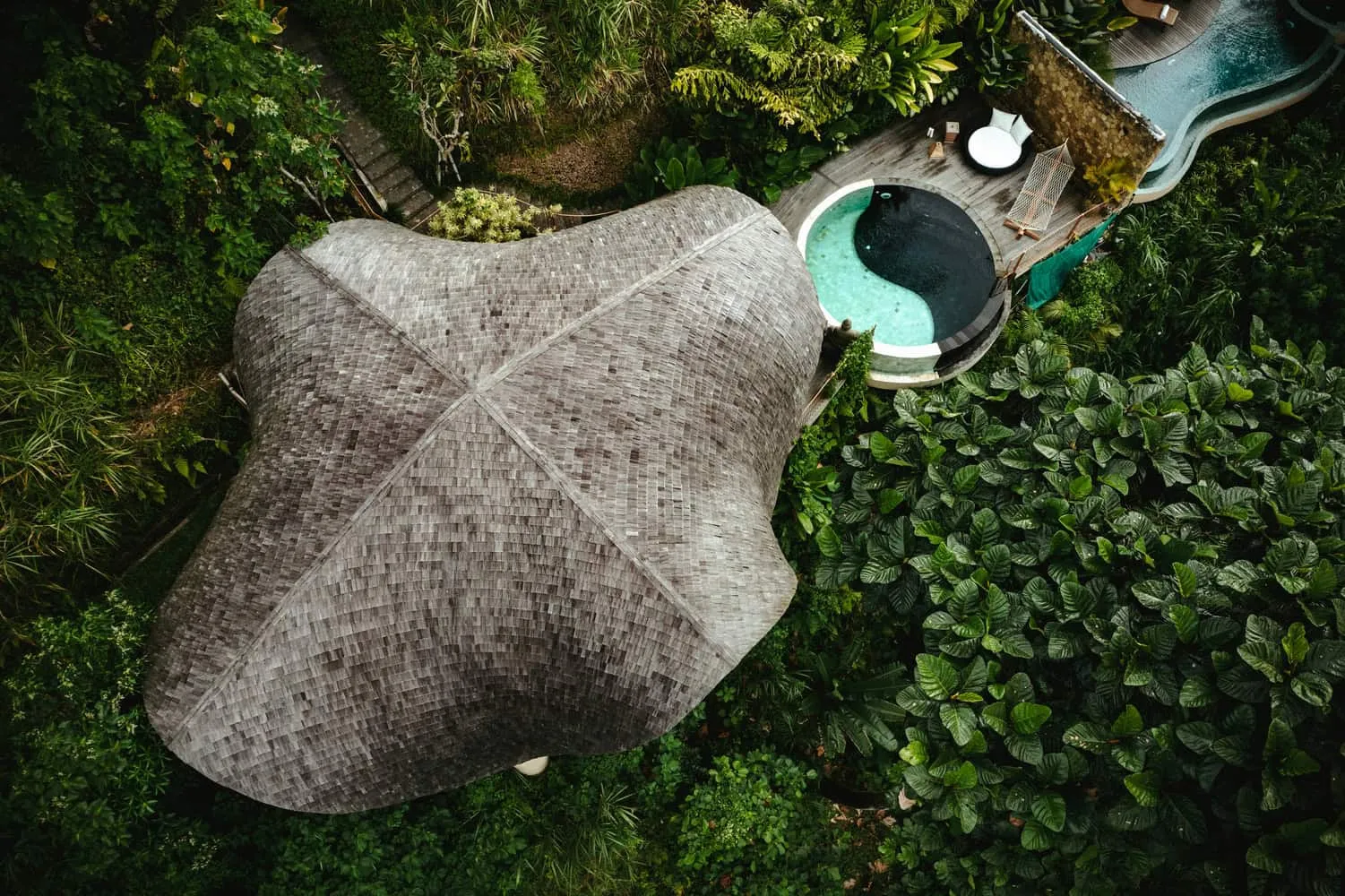 Belalu Dome别墅屋顶与阴阳泳池俯视图，来自Pablo Luna工作室 – 乌布，巴厘岛