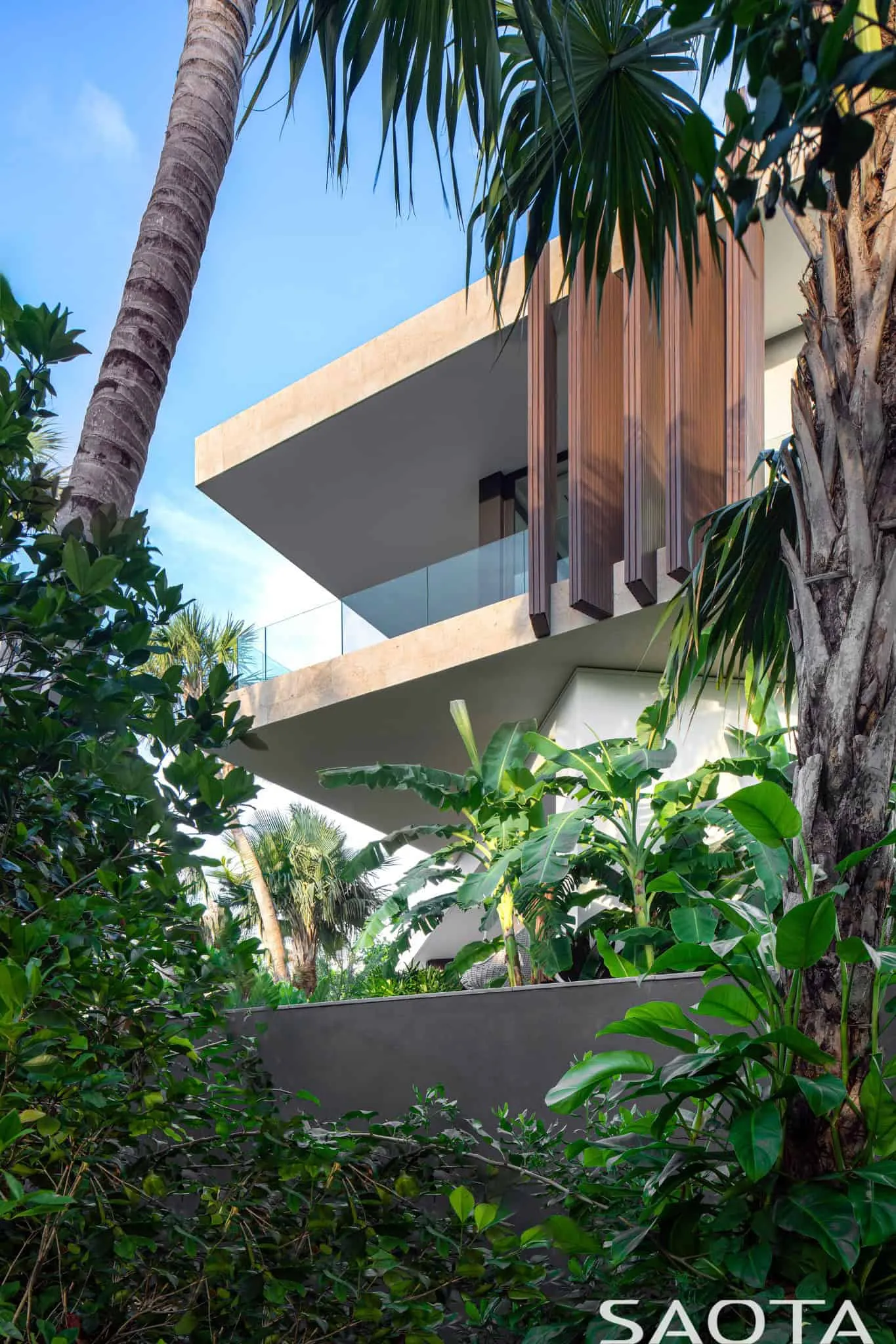 Protruding corner with wooden fins