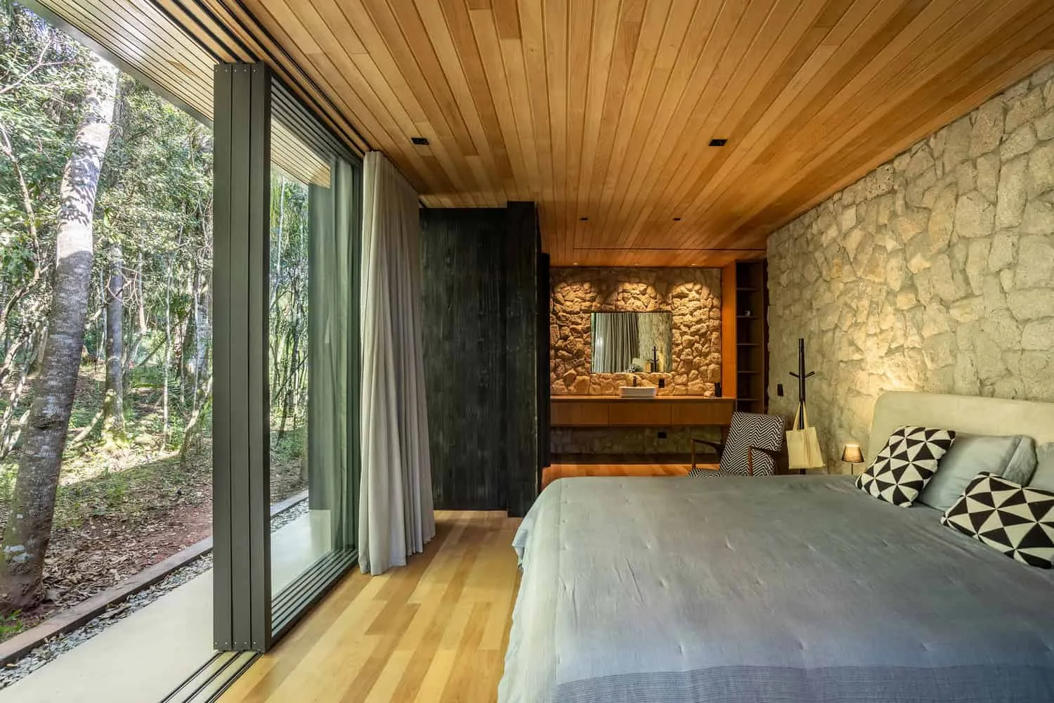 258号住宅——石墙卧室与浴缸凹槽，圣罗克，圣保罗州，巴西