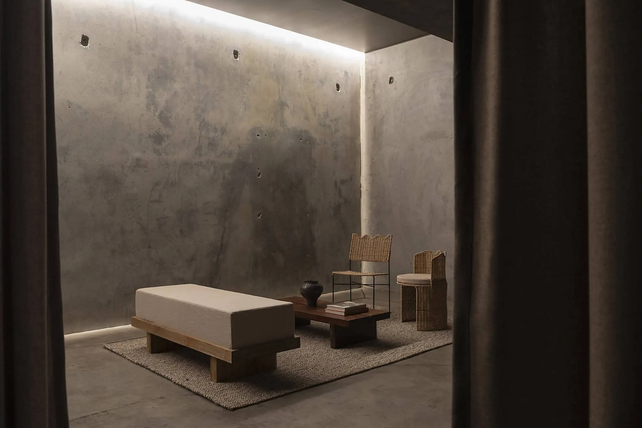 珀斯艾默湾浴室休闲区，极简家具与混凝土墙面