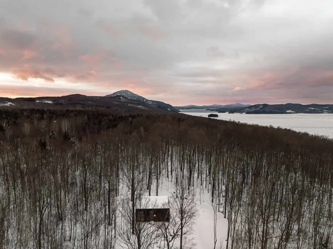 Maison Spiron — vue aérienne en hiver, montagnes et lac gelé à Potton, Québec, Canada