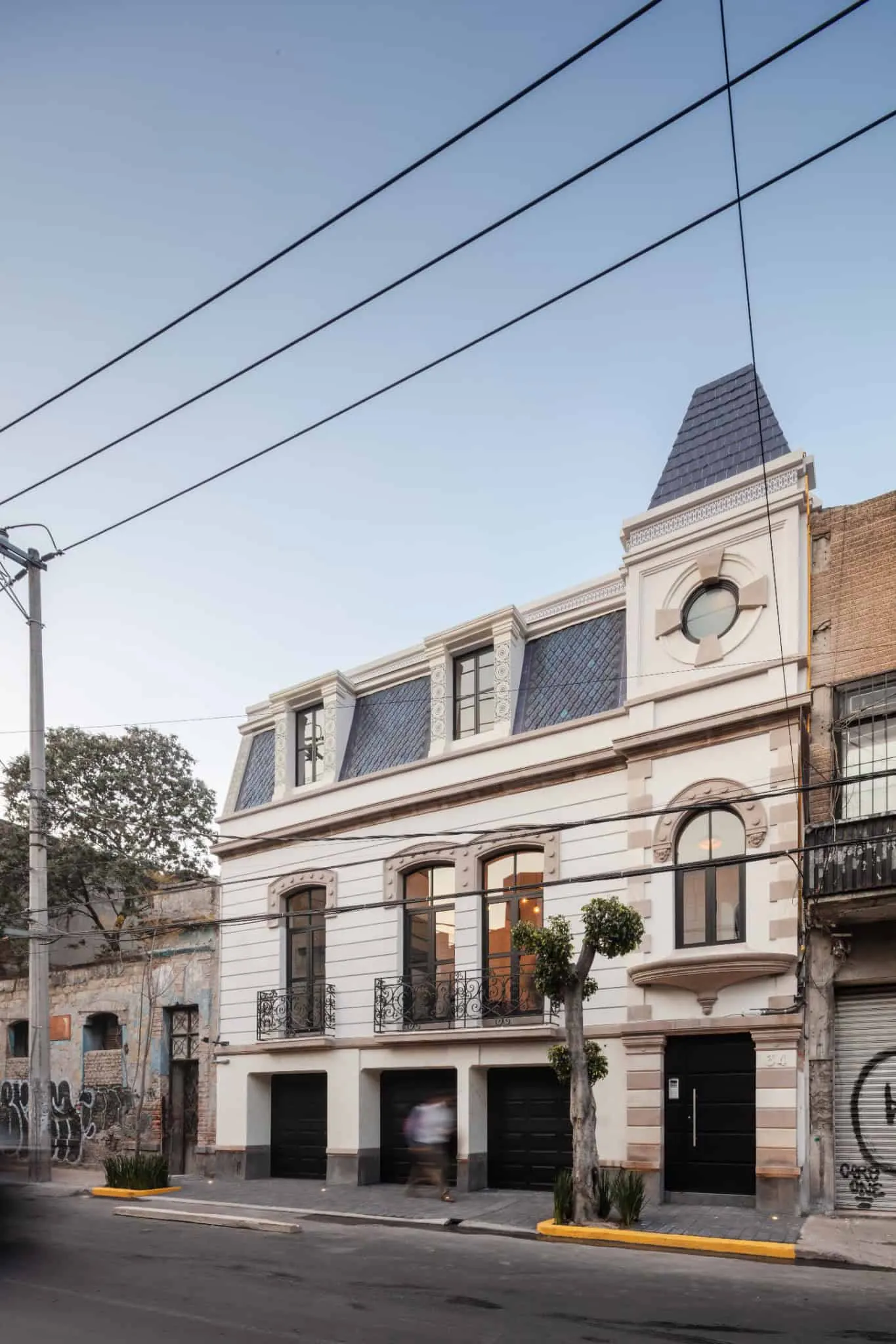 MM34 – Мар Медитерранео 34 от Ателье Инка Эрнандес — угловой вид восстановленного фасада улицы с мансардой, Такуба, Мехико