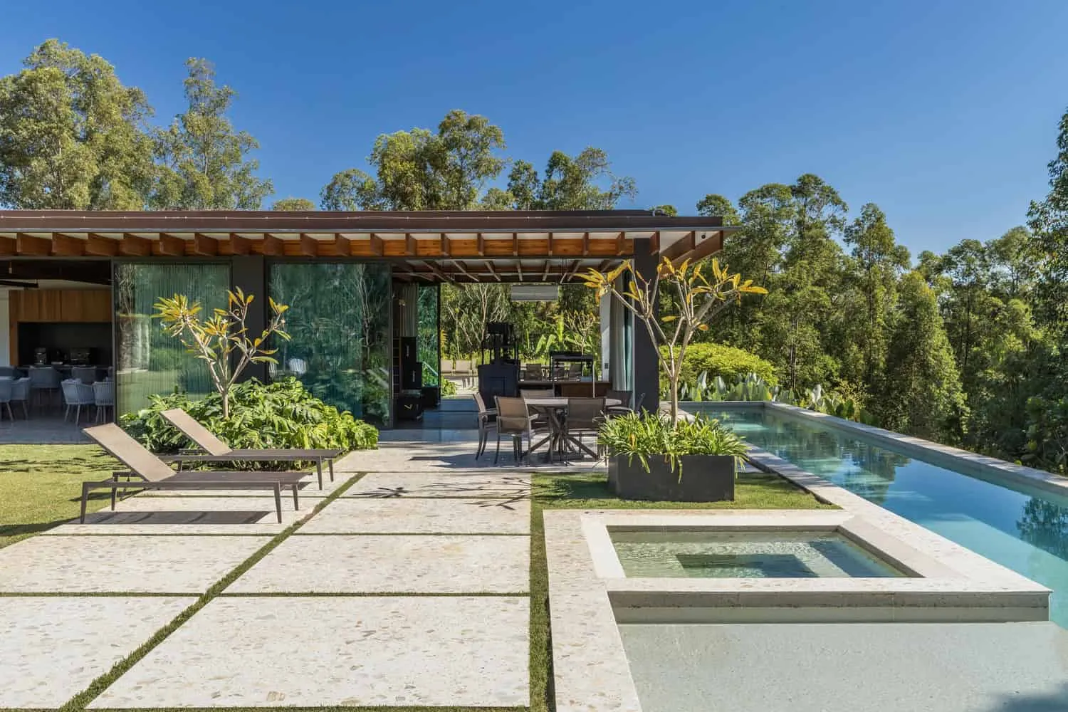 Pablo Lanza Arquitetura的D+J住宅——泳池旁水疗与露台，伊图，圣保罗，巴西