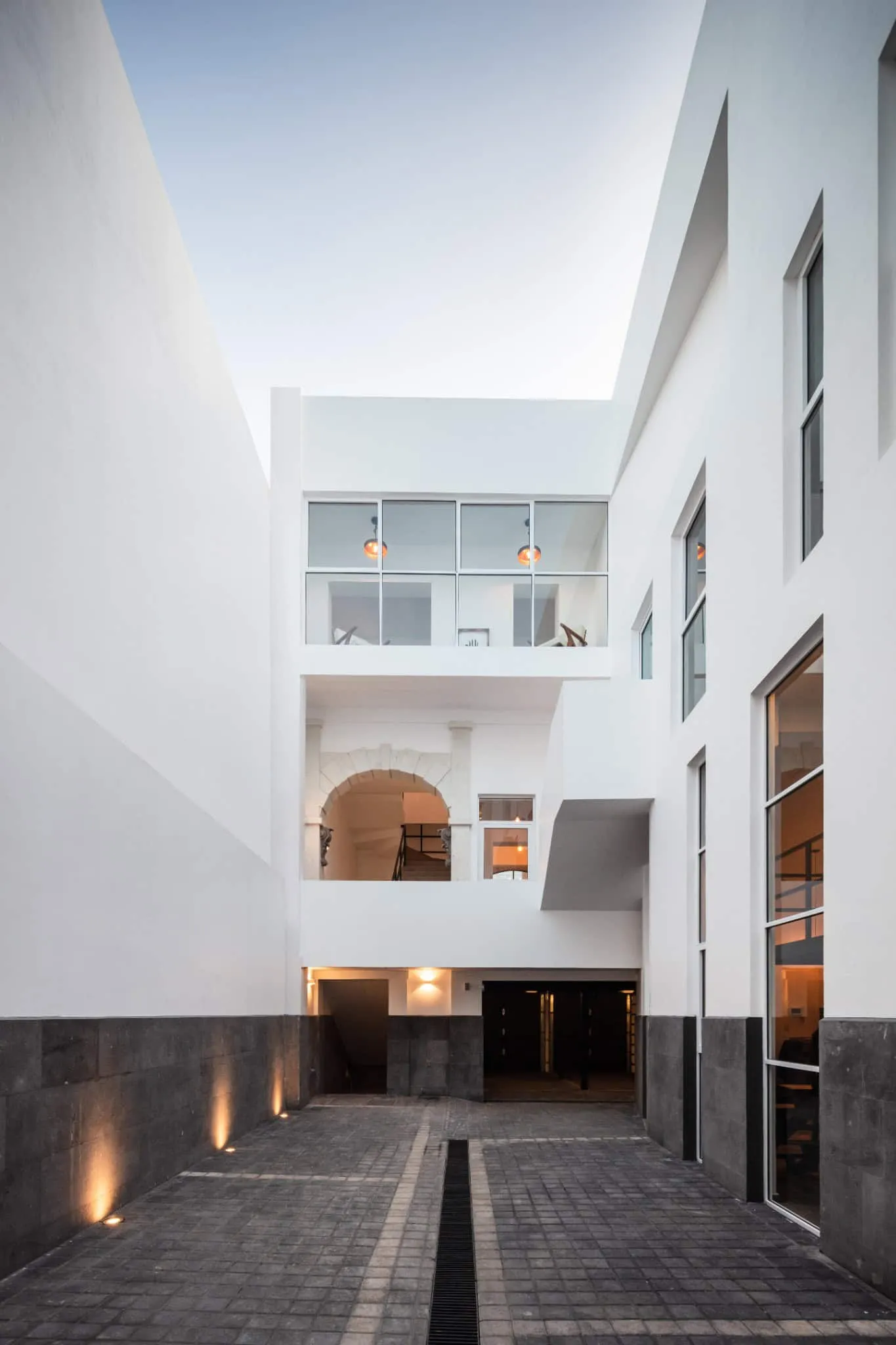 MM34 – Мар Медитерранео 34 от Ателье Инка Эрнандес — двор с арками и современной конструкцией, Такуба, Мехико