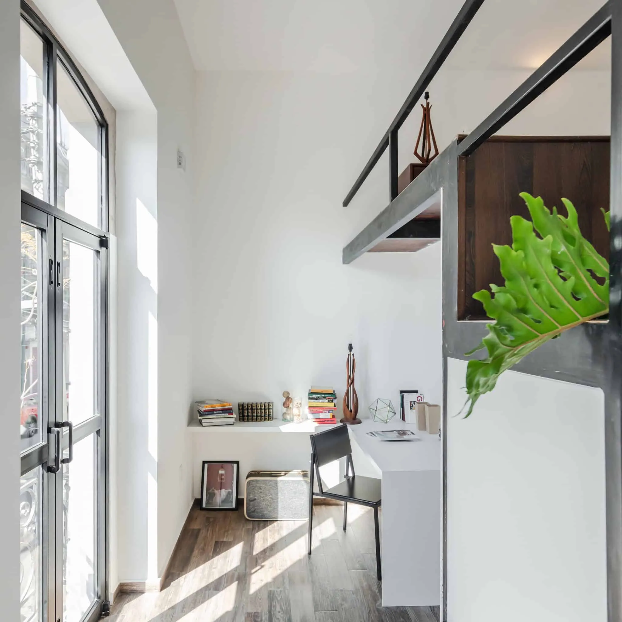 MM34 – Мар Медитерранео 34 от Ателье Инка Эрнандес — яркий кабинет с современной мебелью, Такуба, Мехико