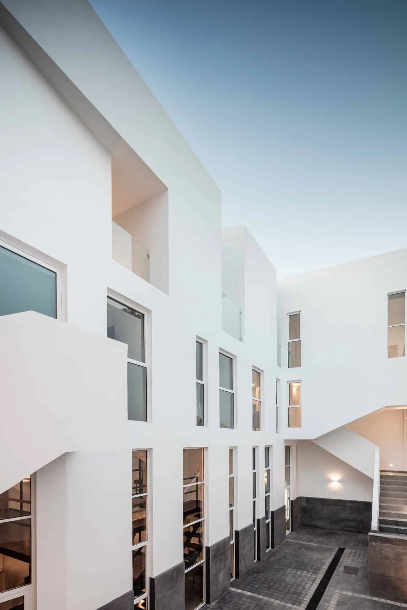 MM34 – Мар Медитерранео 34 от Ателье Инка Эрнандес — верхние уровни внутреннего двора, Такуба, Мехико