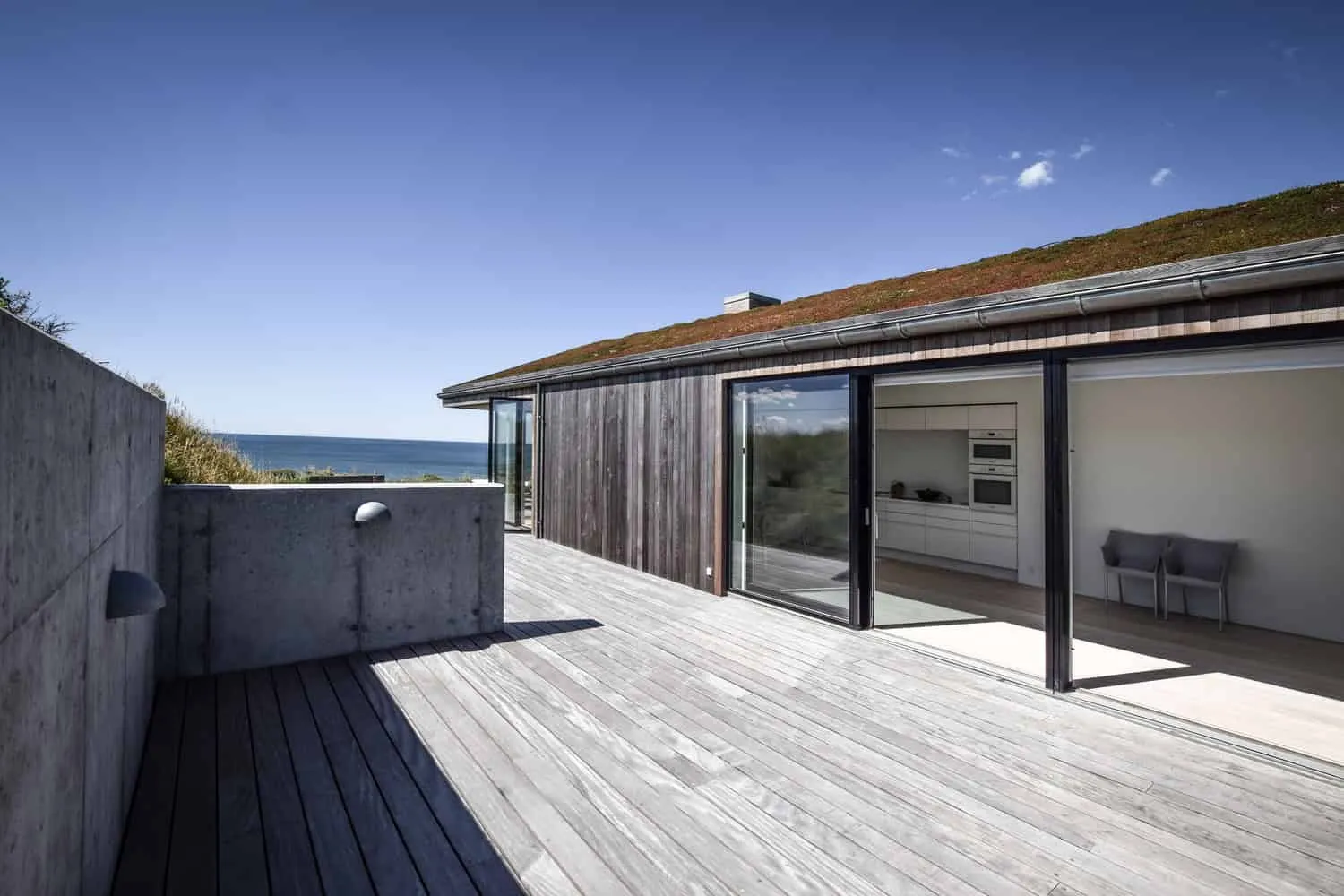 彼得疗养院——低矮轮廓与沙丘线和本地植物融合