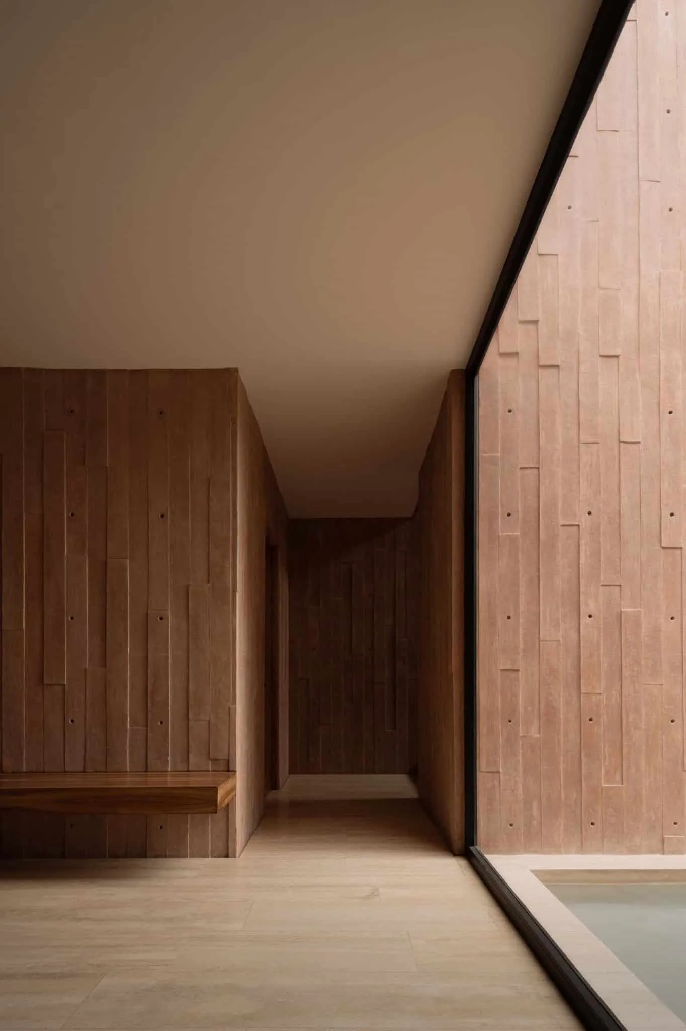 卢哈米博住宅的泳池大厅，由Jorge Garibay Arquitectos设计——墨西哥胡里基拉的纹理木质墙面