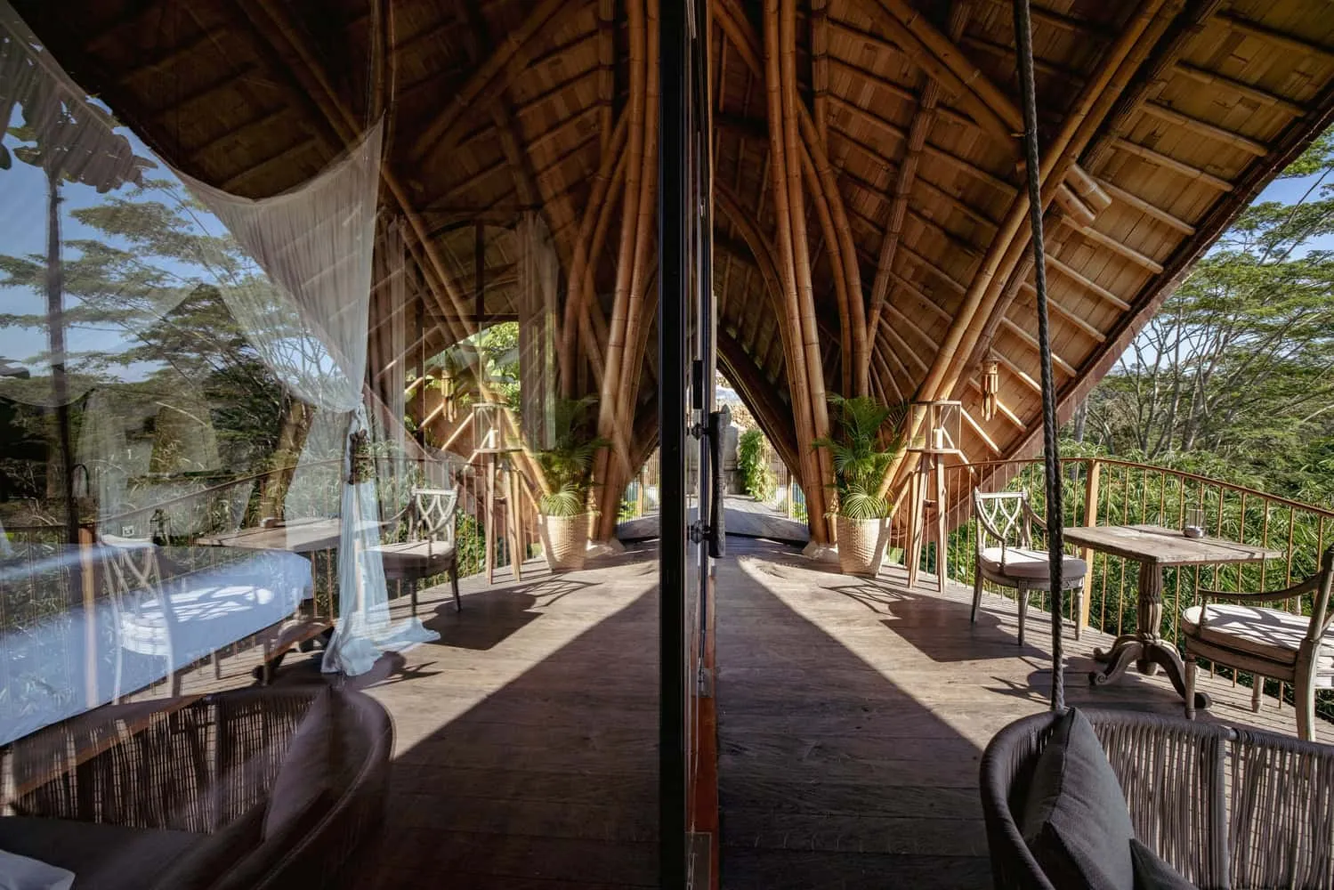 Belalu Dome别墅内部露台与倒影，来自Pablo Luna工作室 – 乌布，巴厘岛