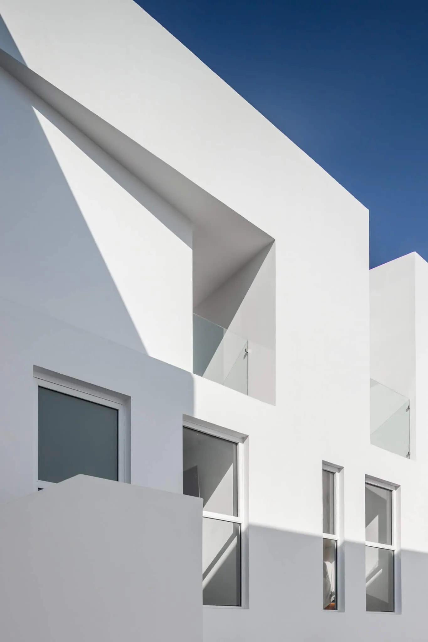 MM34 – Мар Медитерранео 34 от Ателье Инка Эрнандес — белый фасад двора, Такуба, Мехико