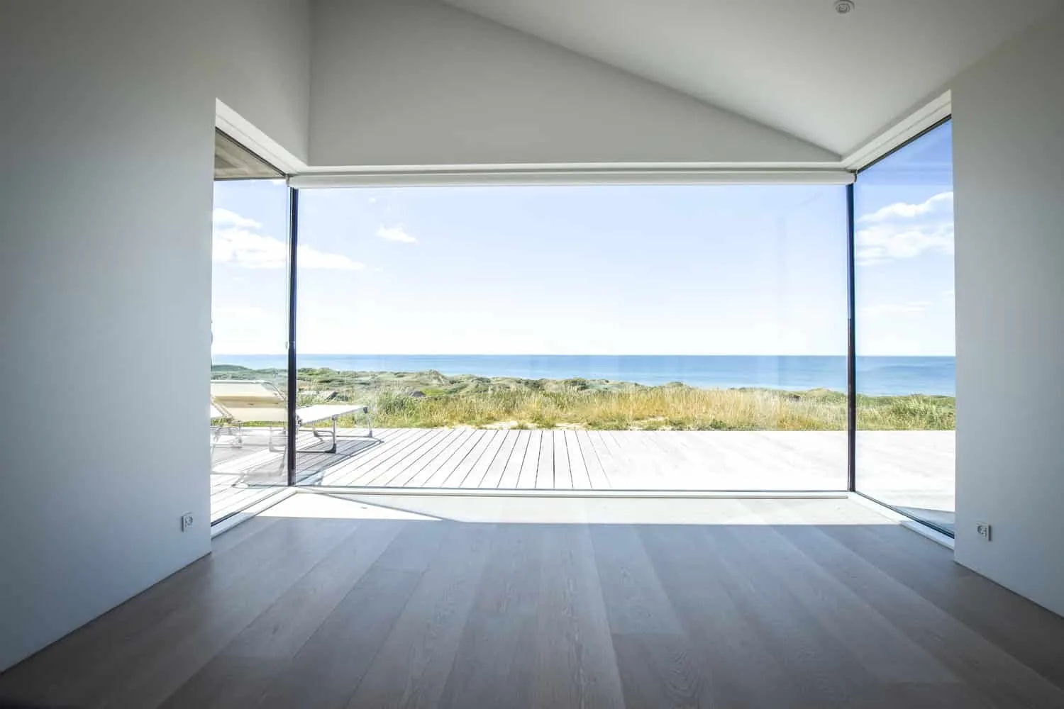 彼得疗养院——受保护的外部角落，木饰面与玻璃结合