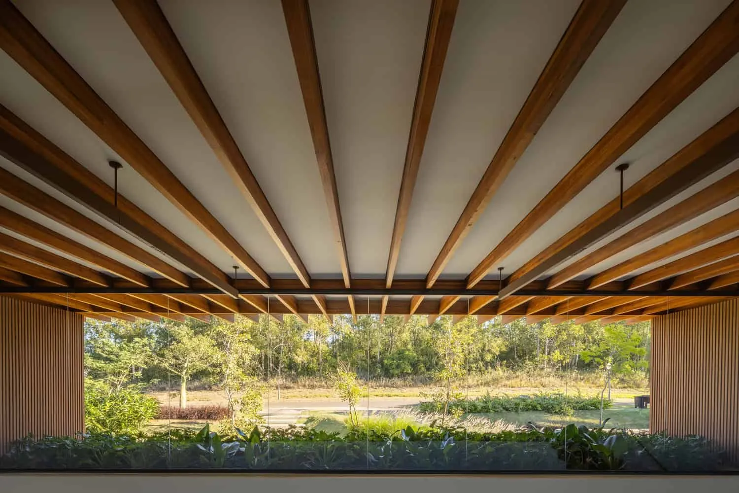 Pablo Lanza Arquitetura的D+J住宅——天花板横梁框定花园视野，伊图，圣保罗，巴西