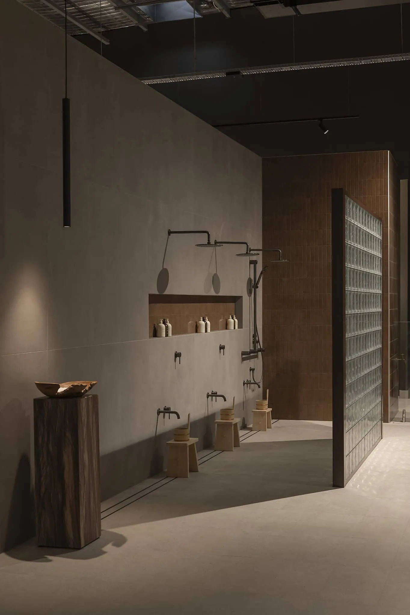 艾默湾浴室治疗室，大地色调与宁静照明的极简主义设计