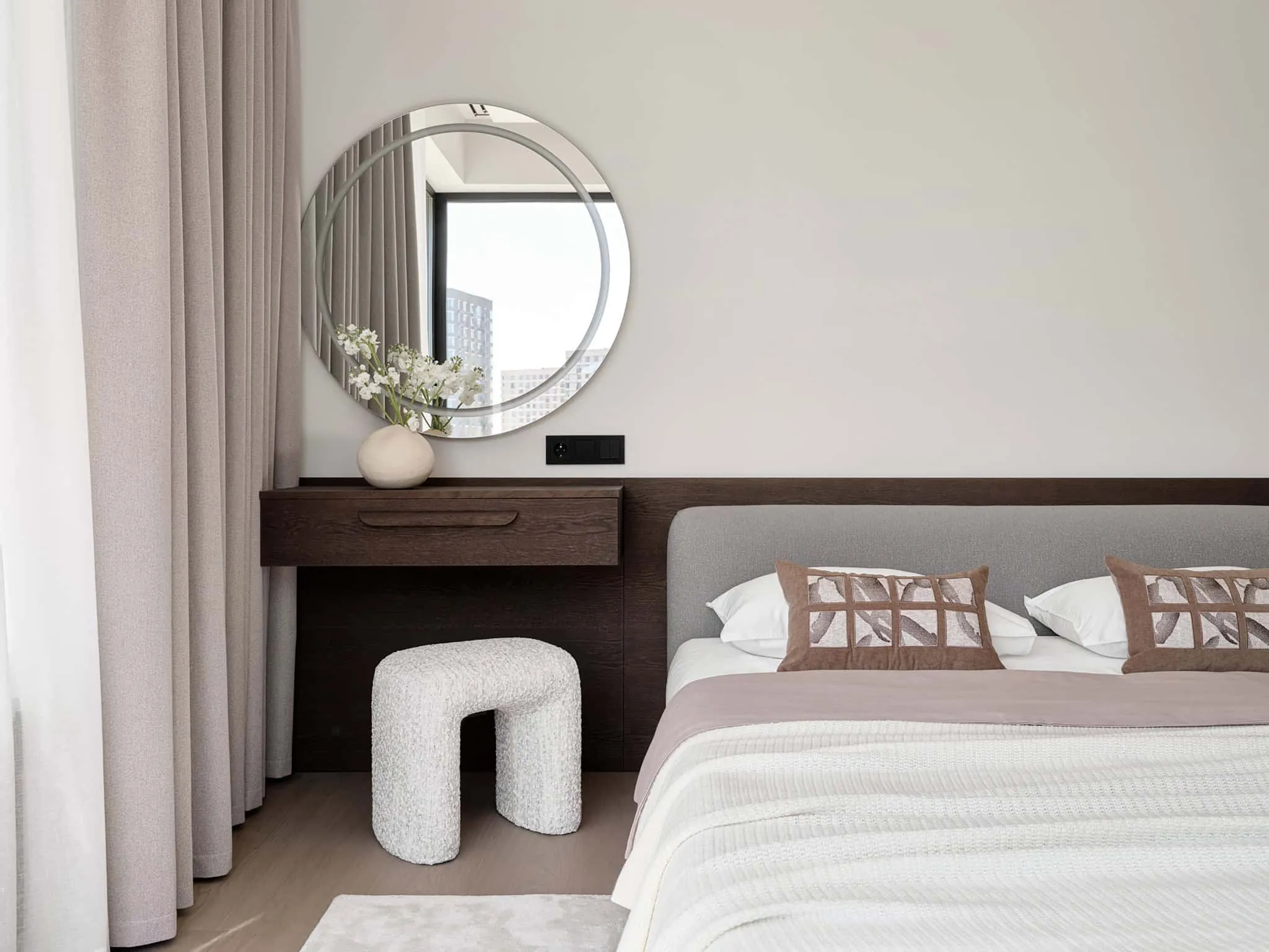 Bedroom toilet with round mirror and decorative sideboard - warm minimalism in Moscow