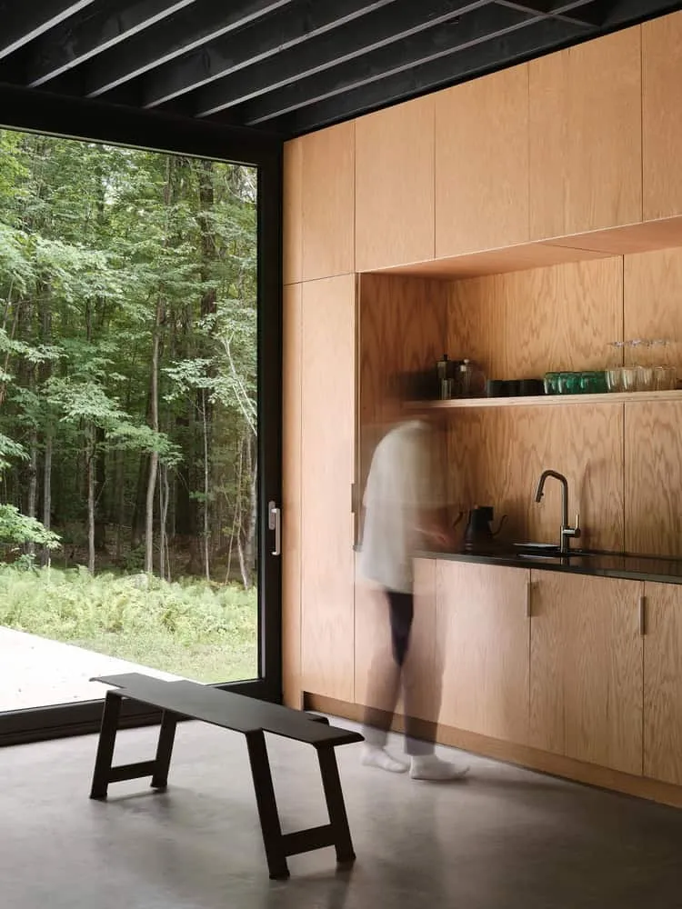 Maison Spiron — niche de cuisine avec placards en contreplaqué et vue estivale à Potton, Québec, Canada