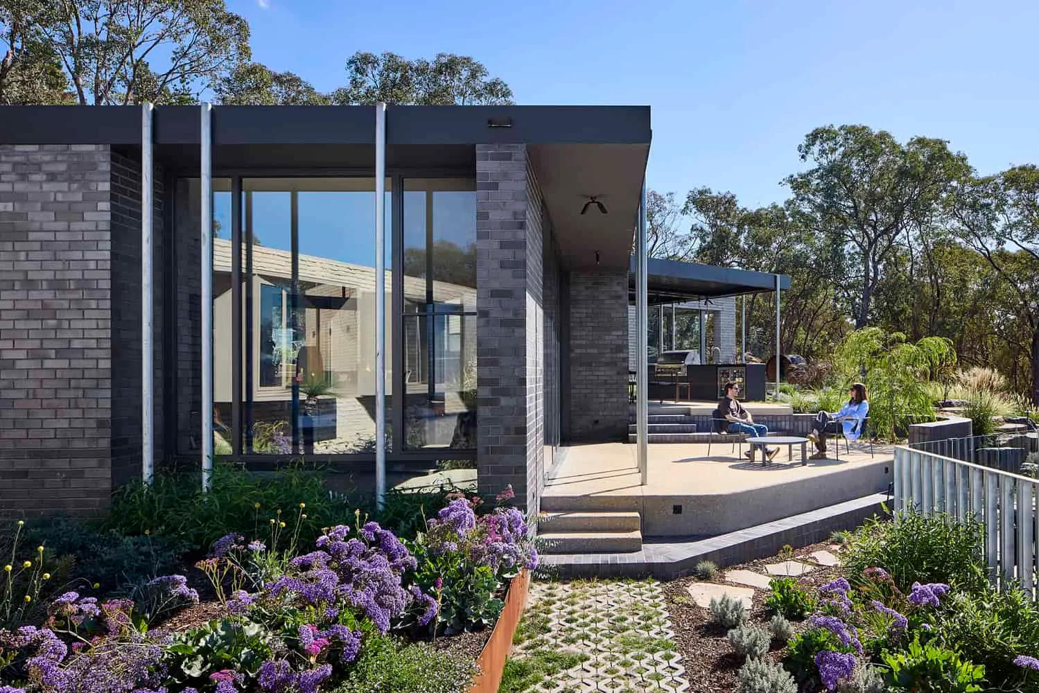 宾特建筑公司设计的科林达住宅——带有户外用餐区的露台，普伦蒂地区维多利亚州