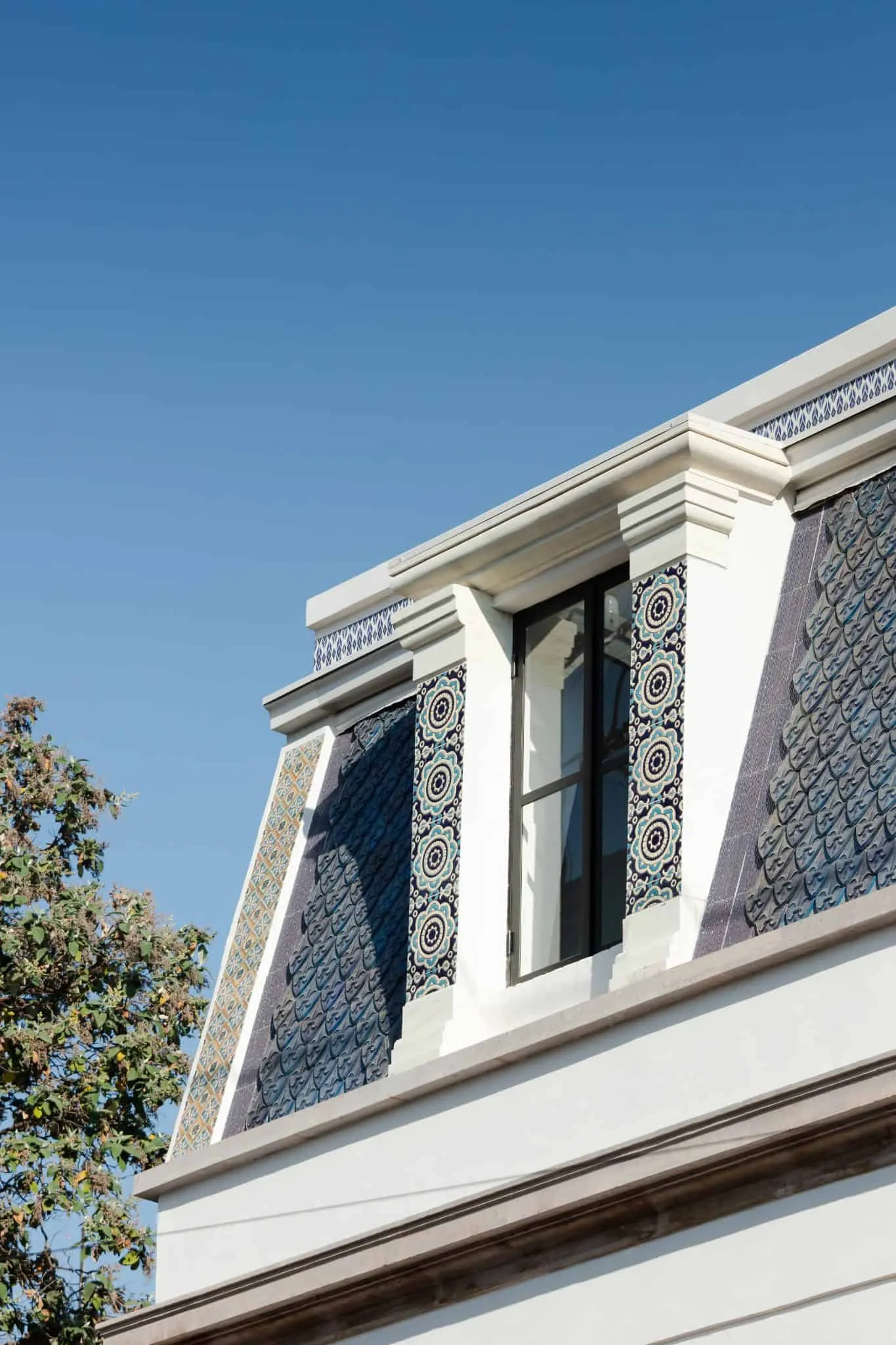 MM34 – Мар Медитерранео 34 от Ателье Инка Эрнандес — деталь окна мансарды, Такуба, Мехико