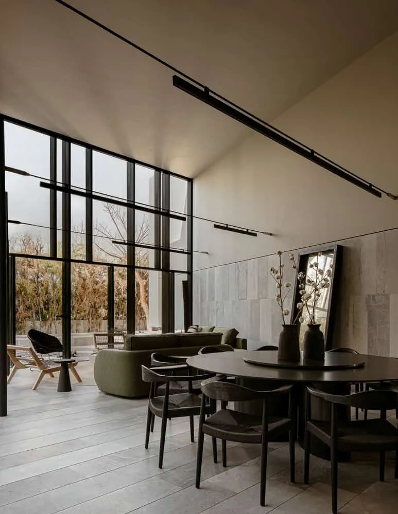 LABarq设计的里约之家餐厅与客厅双层高窗全景，萨尔蒂亚戈-德克雷塔罗，墨西哥
