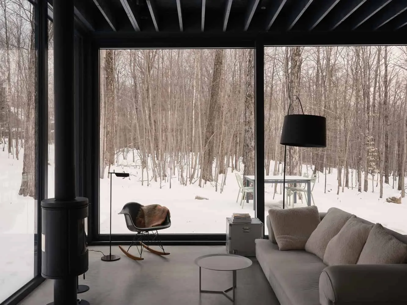 Maison Spiron — salon avec paysage hivernal panoramique et cheminée à Potton, Québec, Canada