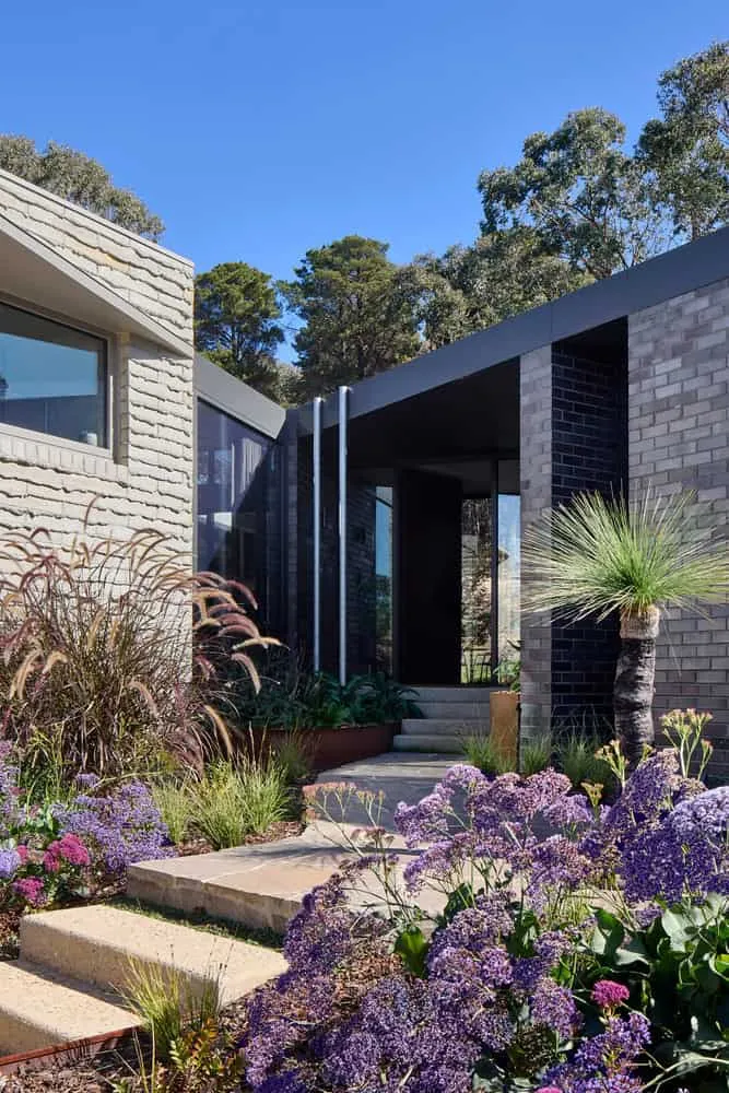 宾特建筑公司设计的科林达住宅——茂盛植被覆盖的入口路径，普伦蒂地区维多利亚州