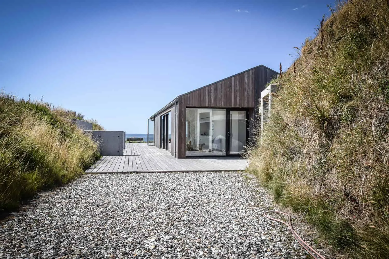 彼得疗养院——玻璃墙打开居住空间与露台和海景的视野