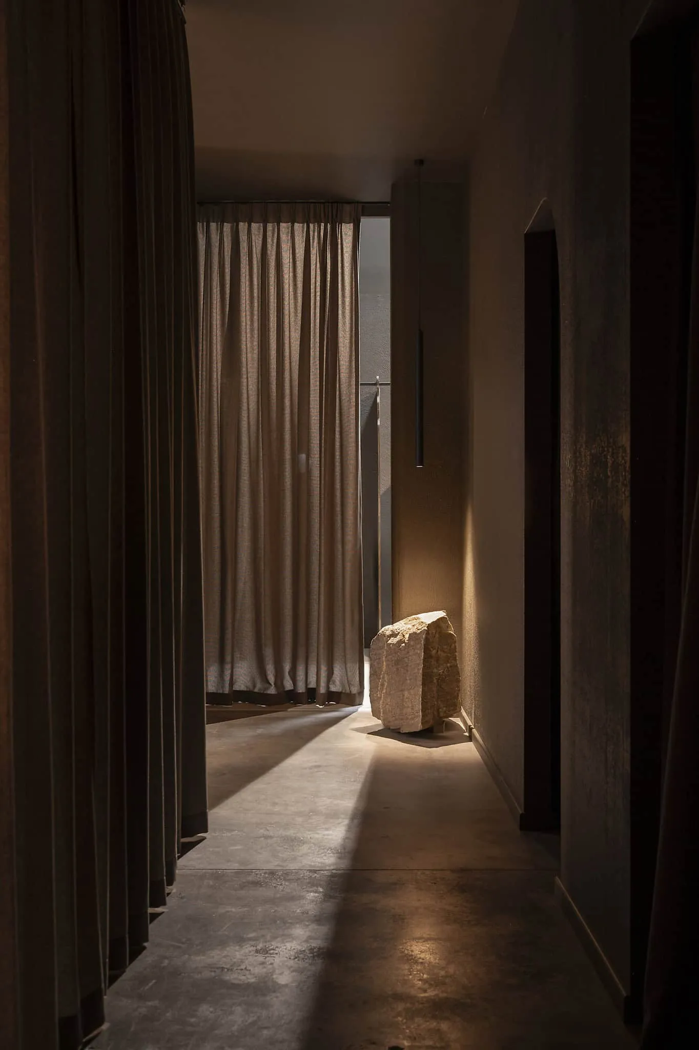 珀斯艾默湾浴室接待区，纹理抹灰与温暖照明