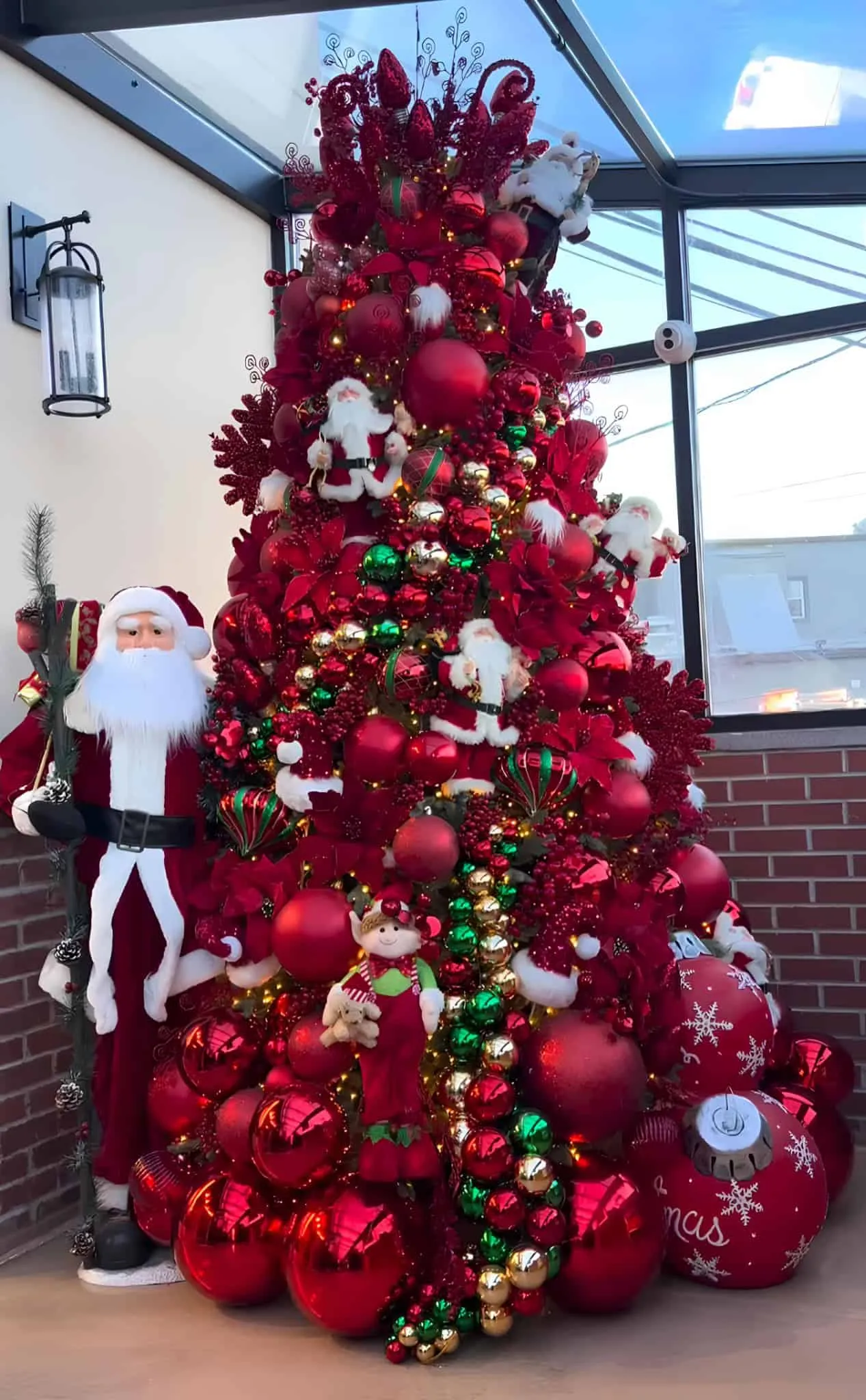 红圣诞树，装饰着圣誕老人、精灵和糖果的传统风格