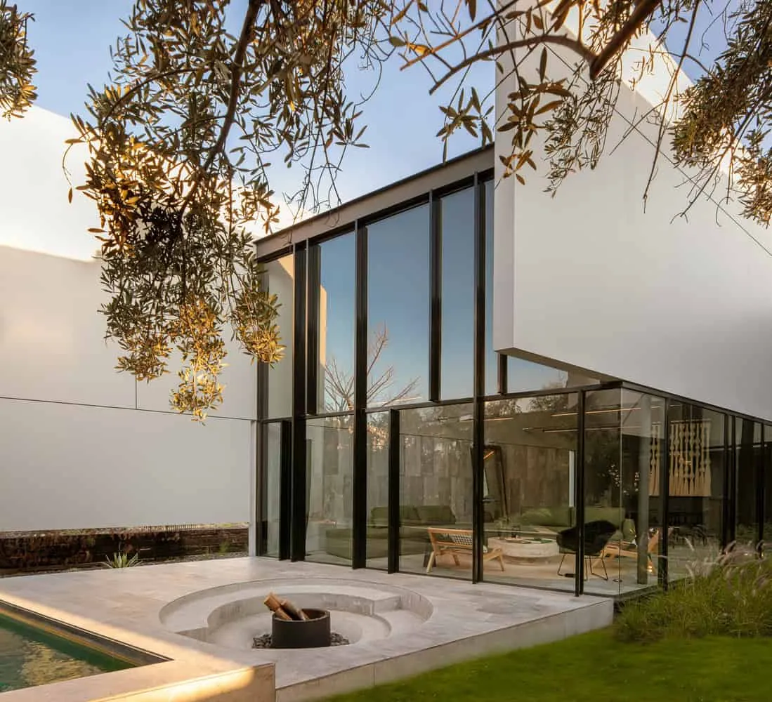 LABarq设计的里约之家露台低平台与圆形篝火，萨尔蒂亚戈-德克雷塔罗，墨西哥