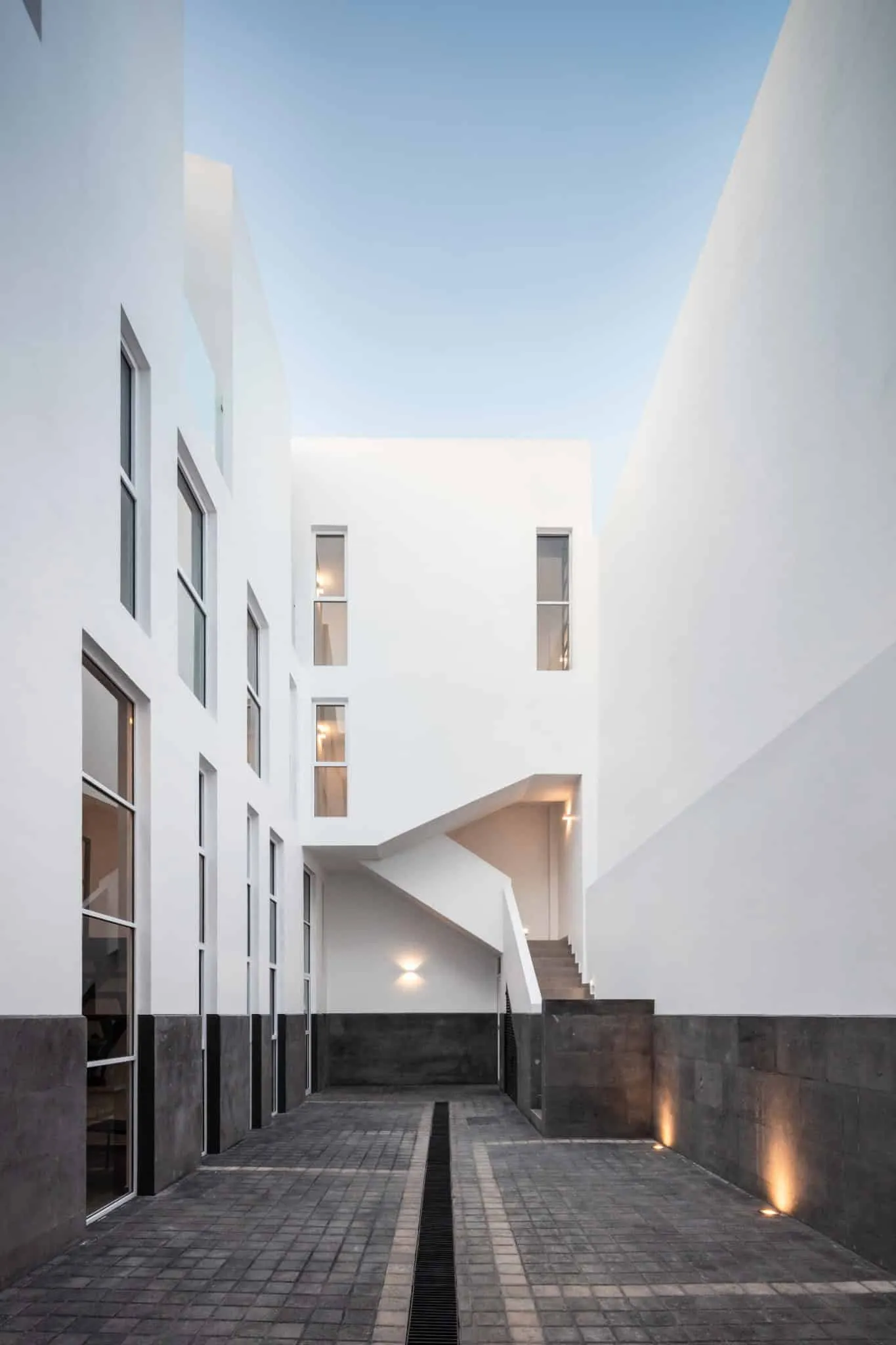 MM34 – Мар Медитерранео 34 от Ателье Инка Эрнандес — двор освещённый вечером, Такуба, Мехико