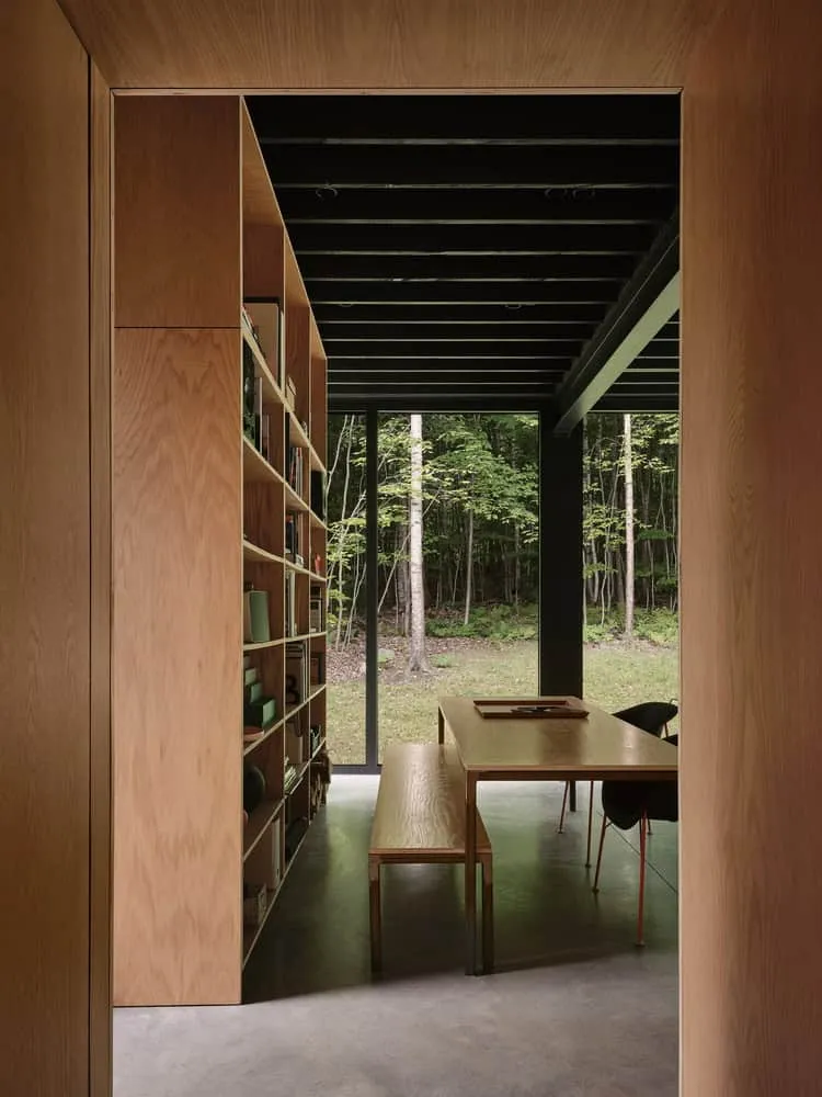 Maison Spiron — bureau de dîner et étagères de bibliothèque avec vue forestière à Potton, Québec, Canada