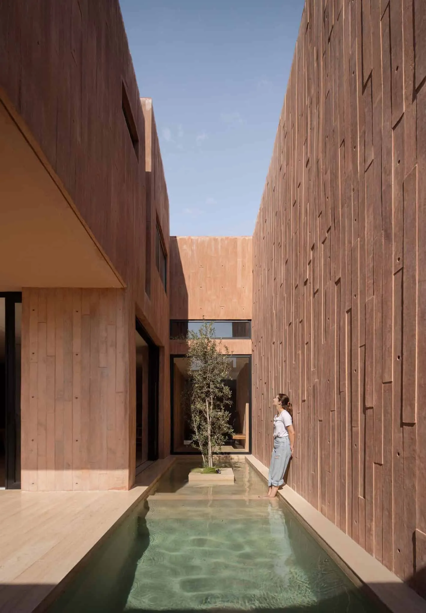 卢哈米博住宅的庭院，由Jorge Garibay Arquitectos设计——带泳池和温暖纹理墙面的墨西哥胡里基拉