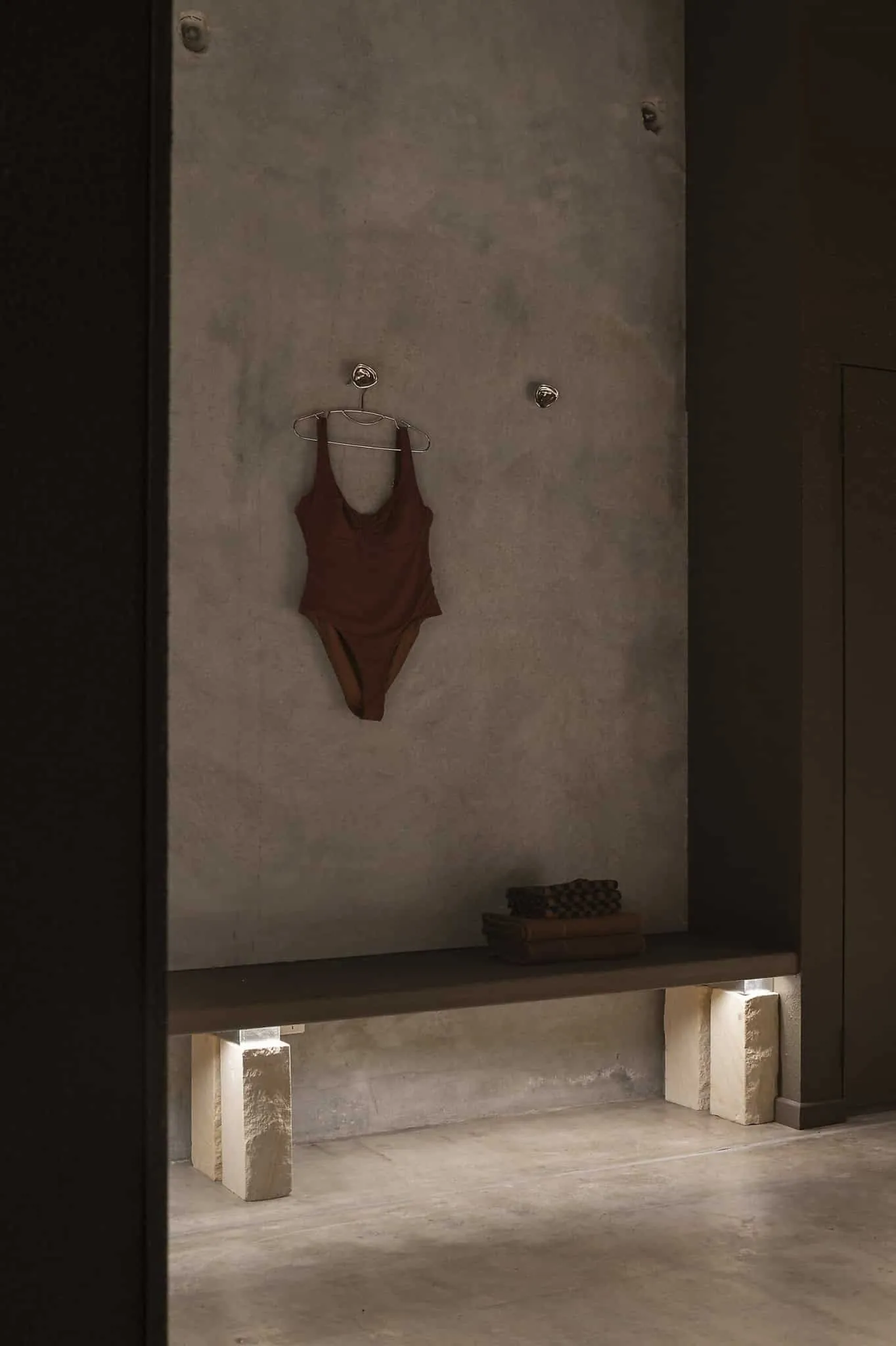 珀斯艾默湾浴室温暖色调洗手间，瓷砖装饰与柔和照明