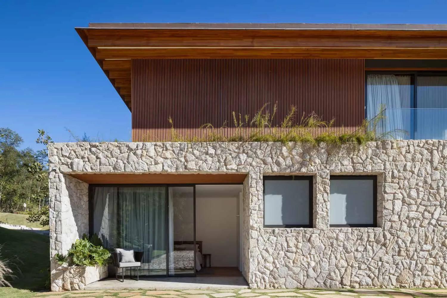 Pablo Lanza Arquitetura的D+J住宅——石材立面与木质百叶窗，伊图，圣保罗，巴西