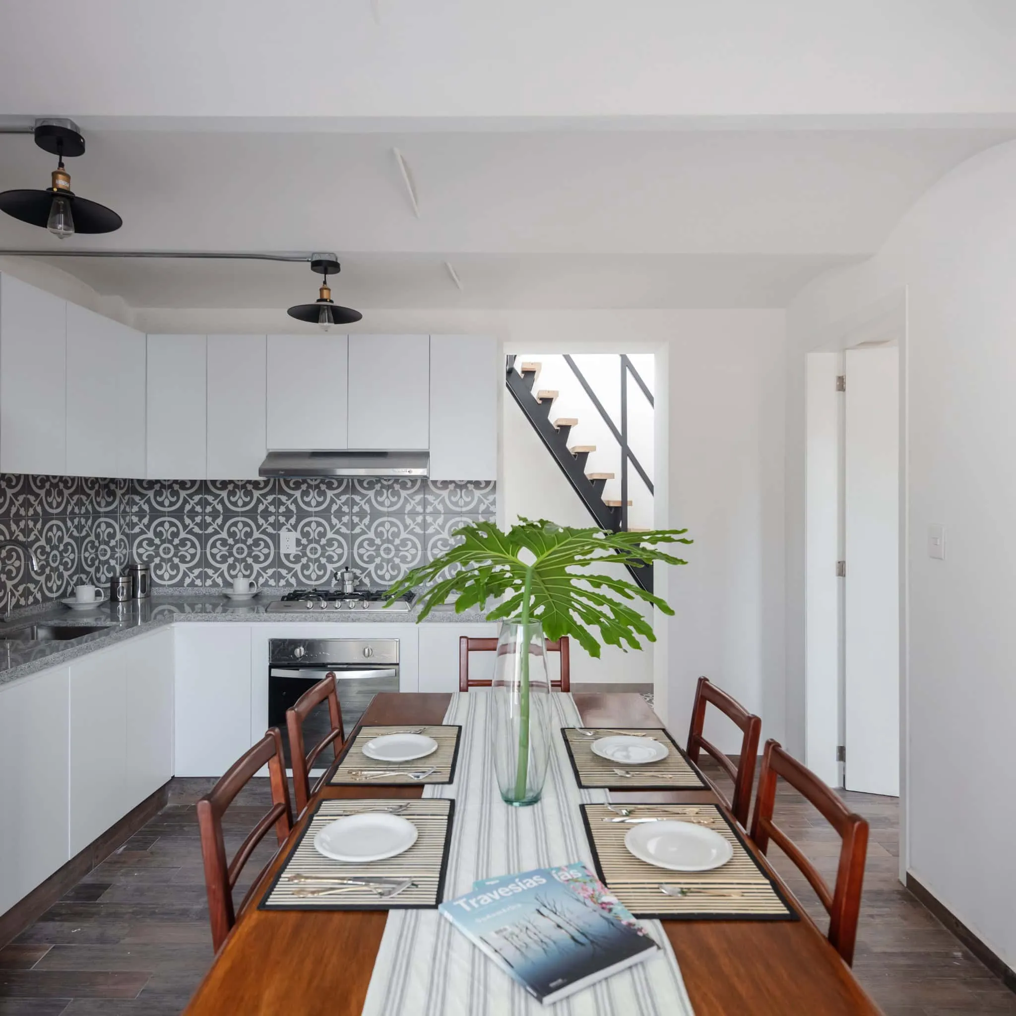 MM34 – Мар Медитерранео 34 от Ателье Инка Эрнандес — кухня и столовая с рисунком фартука, Такуба, Мехико