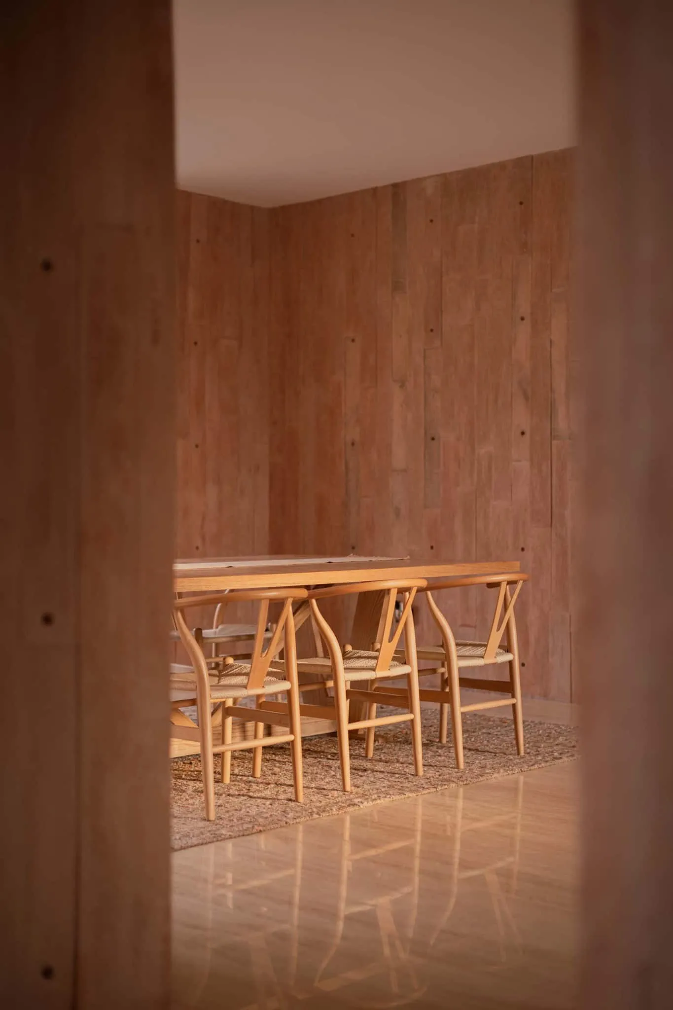 卢哈米博住宅餐厅细节，由Jorge Garibay Arquitectos设计——墨西哥胡里基拉的木质墙面与自然光