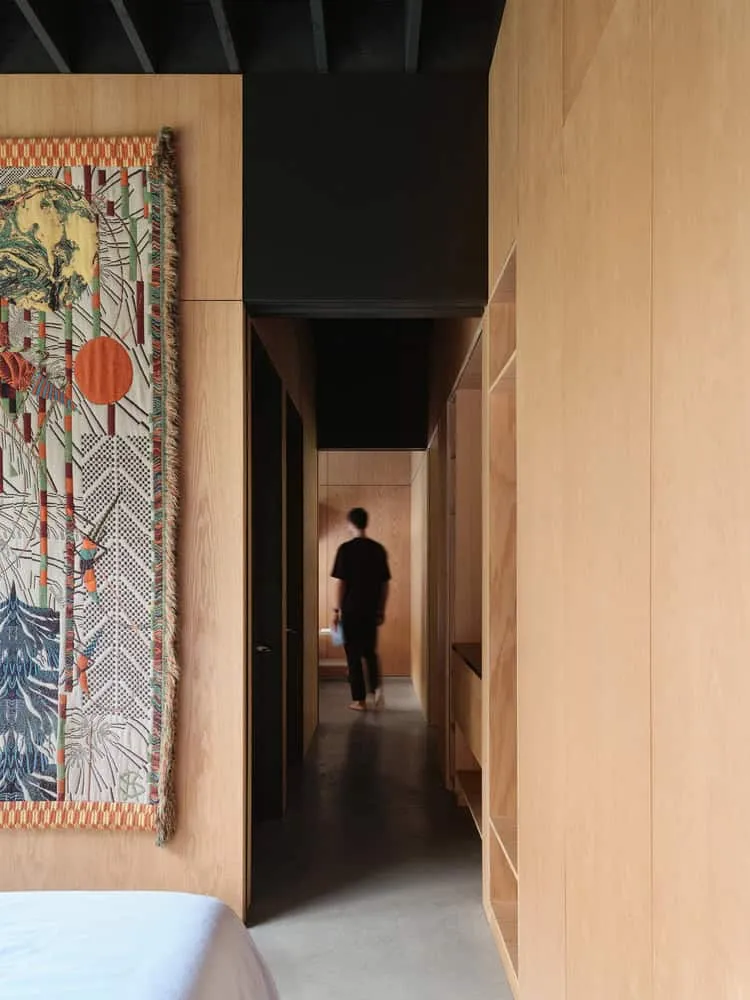 Maison Spiron — couloir de chambre avec décor textile et finition en contreplaqué à Potton, Québec, Canada