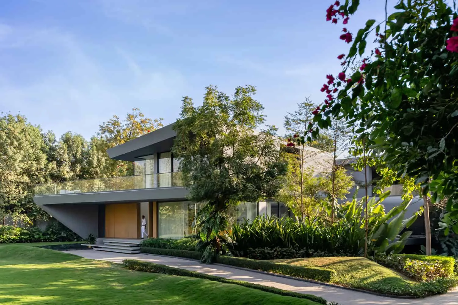 House NINE X NINE — facade and garden approach in Gandhinagar, project by Sanjay Puri Architects