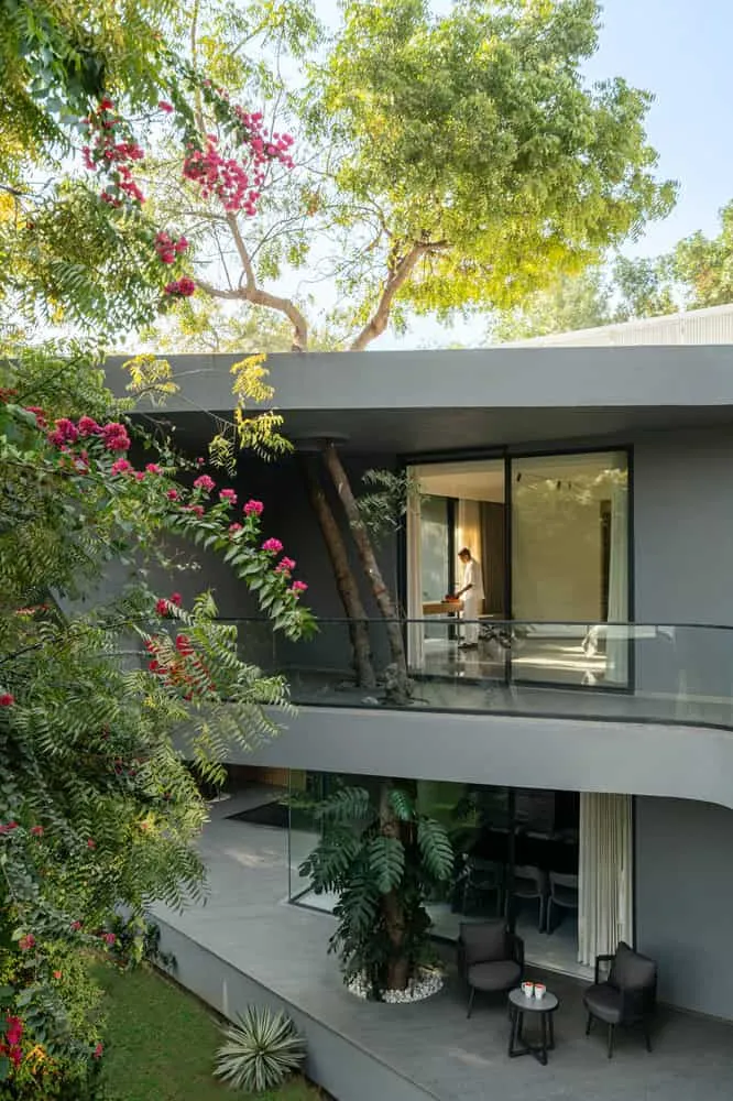 House NINE X NINE by project Sanjay Puri Architects — balcony with tree in Gandhinagar, Gujarat