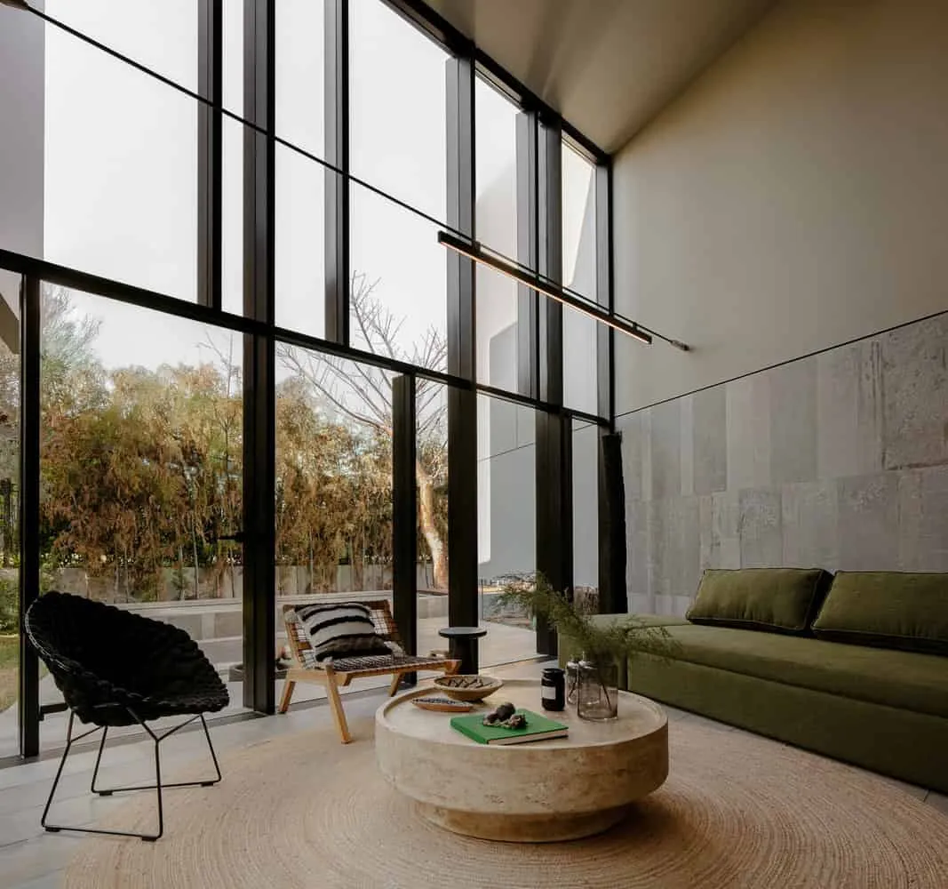 LABarq设计的里约之家客厅沙发与圆形石桌，萨尔蒂亚戈-德克雷塔罗，墨西哥