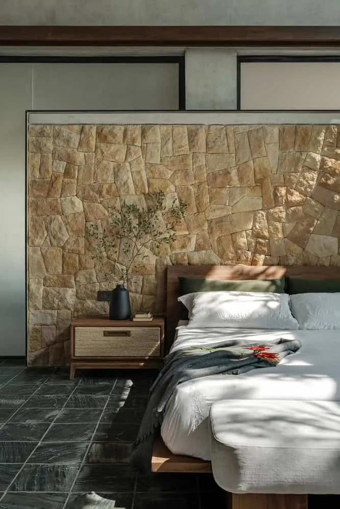 安特里亚之家从23度设计转变卧室纹理石墙，海德拉巴，印度