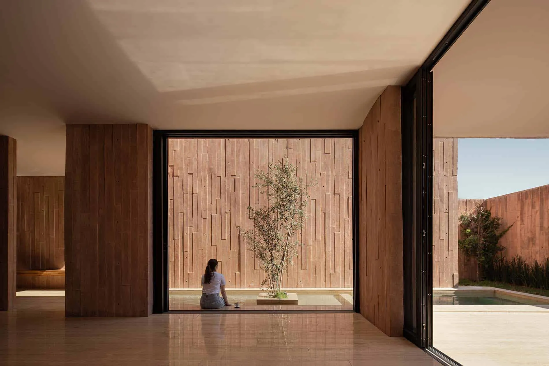 卢哈米博住宅的客厅，由Jorge Garibay Arquitectos设计——墨西哥胡里基拉开放至庭院