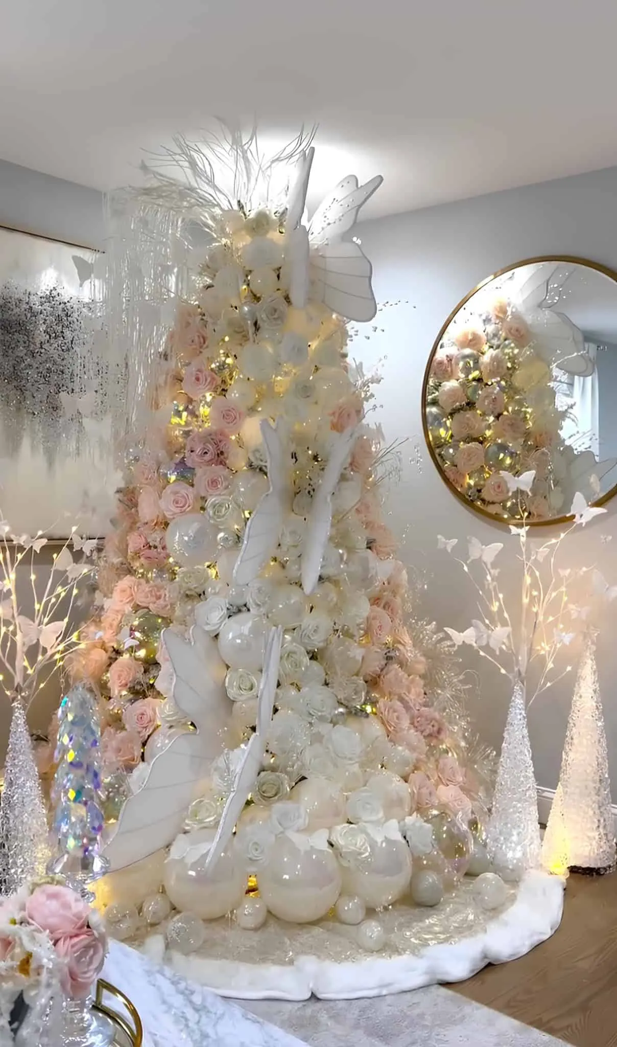 浪漫粉色与白色圣诞树，装饰着雕塑式蝴蝶