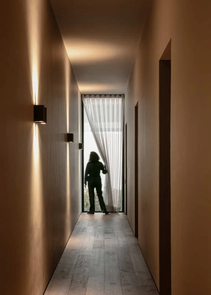 LABarq设计的里约之家走廊墙面灯具与透过窗帘过滤自然光，萨尔蒂亚戈-德克雷塔罗，墨西哥